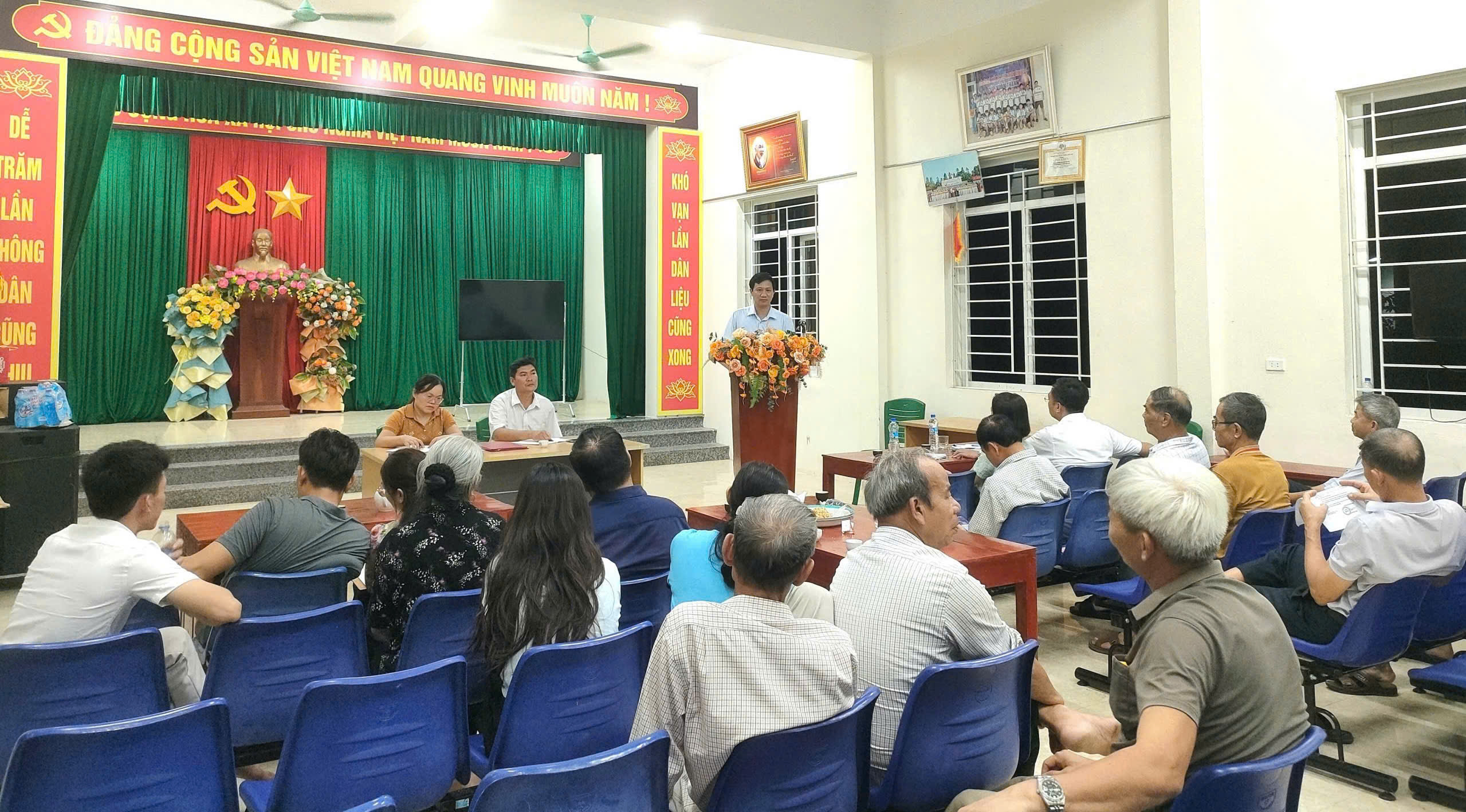 Đồng chí Nguyễn Huy Trọng, Phó Bí thư thường trực Đảng ủy phường dự sinh hoạt Chi bộ tại Tổ dân phố Dự Quần 1, phường Đào Duy  Từ