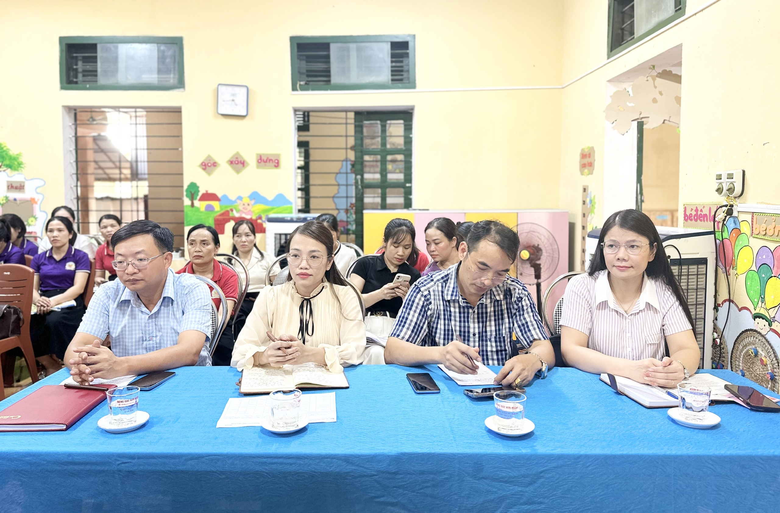 Đồng chí Nguyễn Thế Anh, Bí thư Đảng uỷ, Chủ tịch HĐND phường dự sinh hoạt Chi bộ tại Trường mầm non Nguyên Bình.