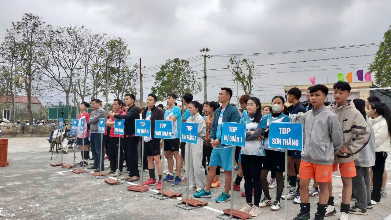 Ban tổ chức Giải bóng chuyền hơi Dự Quần, phường Đào Duy Từ tổ chức Giải bóng chuyền hơi Nam - Nữ Dự Quần