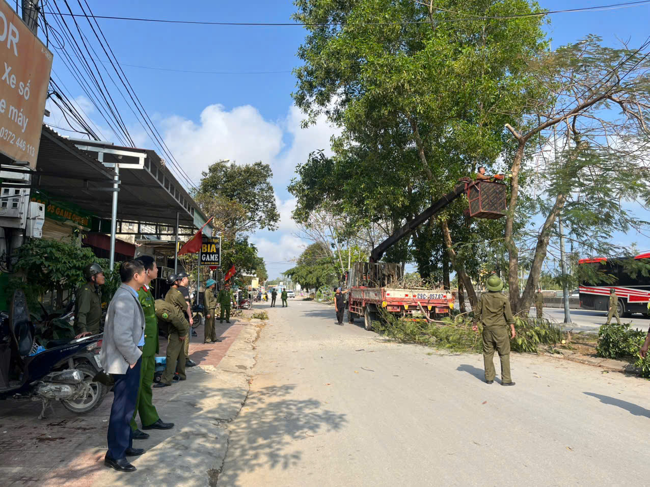 Phường Đào Duy Từ ra quân giải toả lòng lề đường, vỉa hè, hành lang an toàn giao thông, đảm bảo trật tự an toàn giao thông, trật tự công cộng trên địa bàn phường.