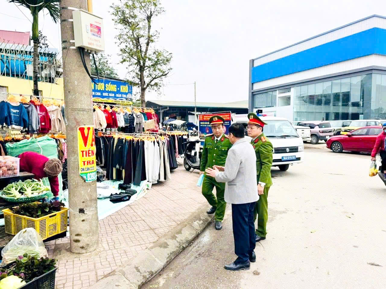 Phường Đào Duy Từ ra quân giải toả hành lang an toàn giao thông 