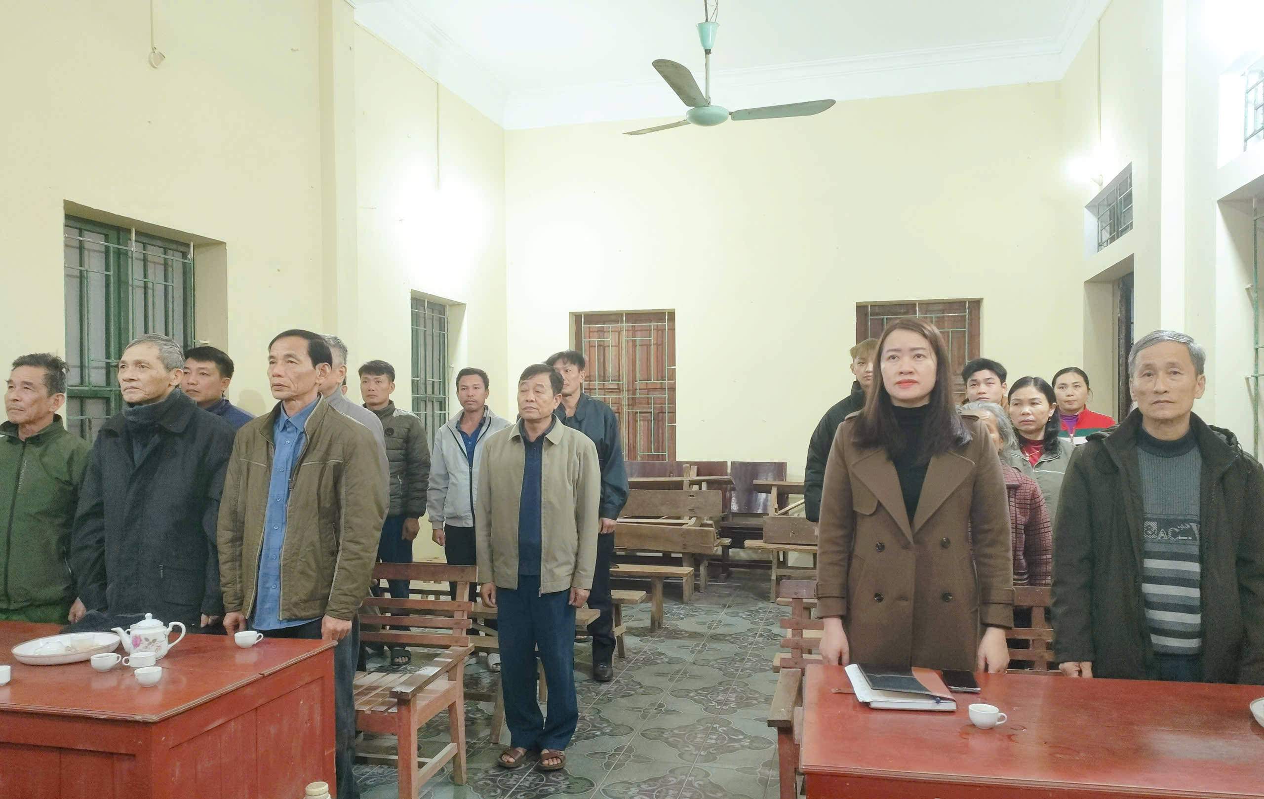 Đồng chí Lê Thị Trinh – Đảng ủy viên, Phó Chủ tịch UBND phường dự sinh hoạt Chi bộ thường kỳ tháng 2 và lễ kết nạp đảng viên mới năm 2026 tại chị bộ Vạn Xuân.