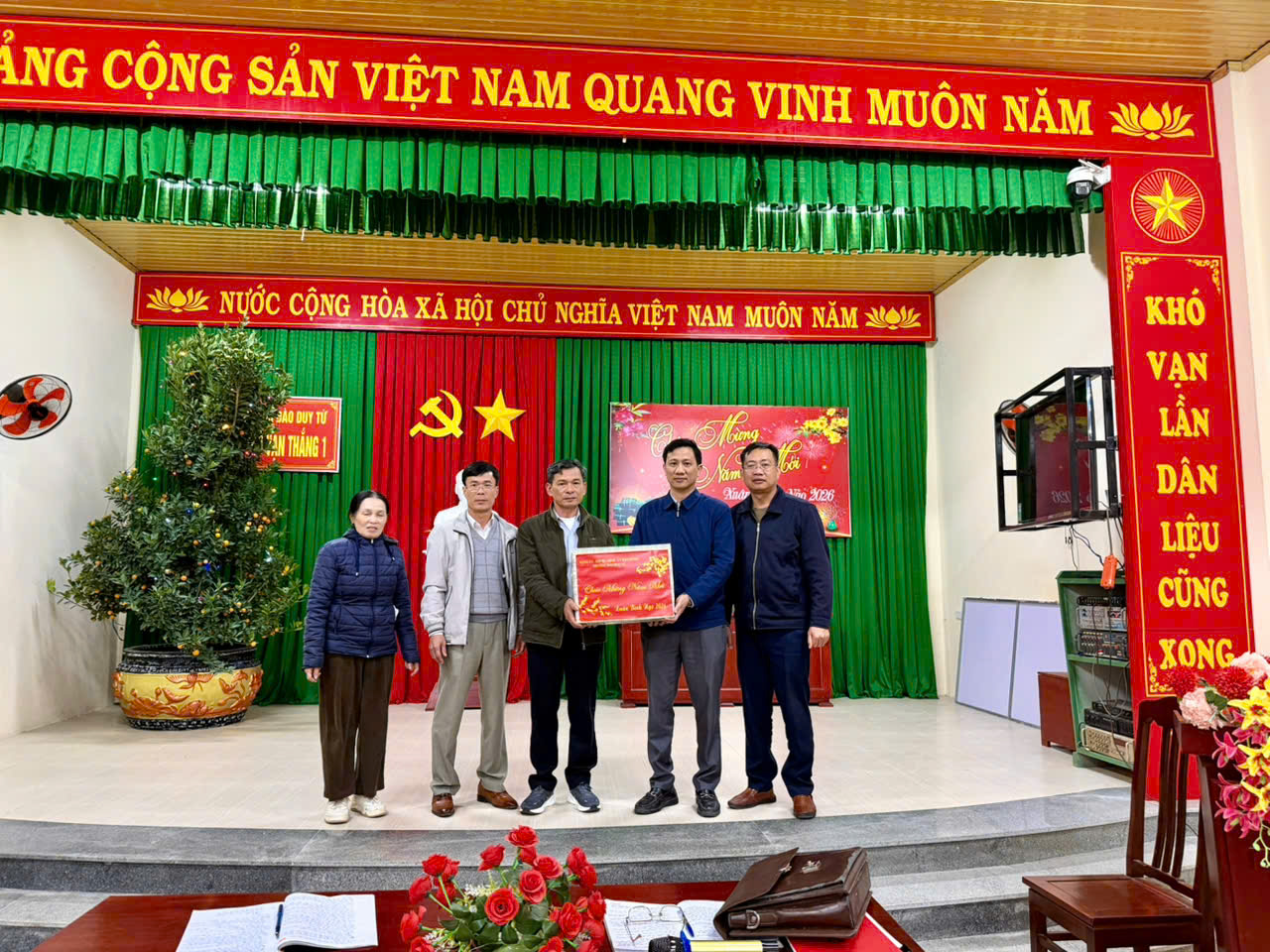 Đồng chí Nguyễn Huy Trọng dự sinh hoạt chi bộ tổ dân phố Vạn Thắng 1