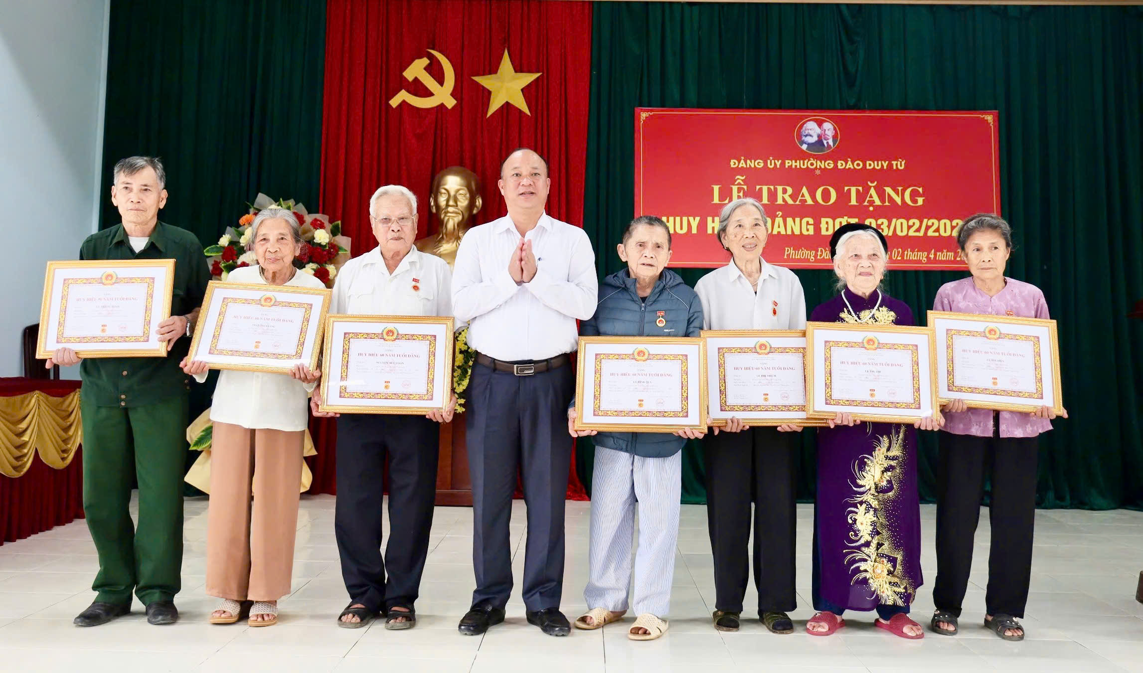 Lễ trao tặng Huy hiệu Đảng đợt 3/2/2026 cho 19 đảng viên thuộc Đảng bộ phường Đào Duy Từ.