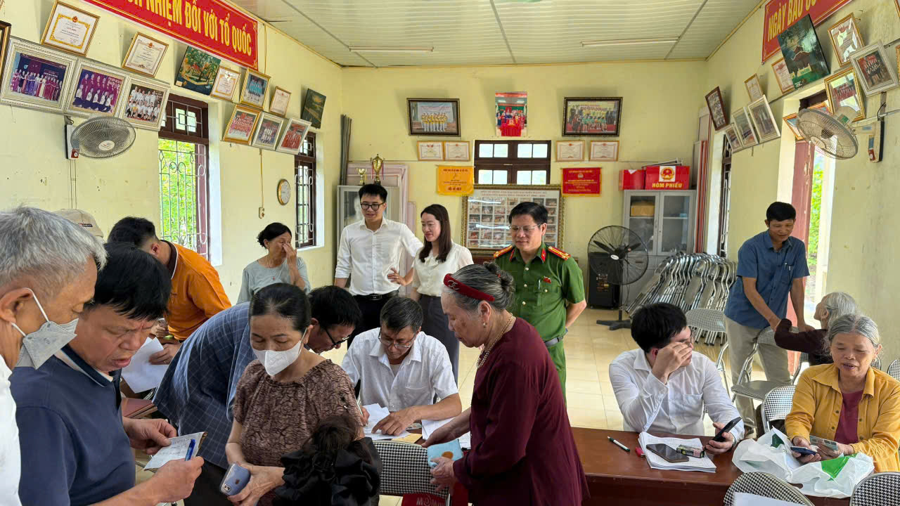  Phường Đào Duy Từ ra quân đồng loạt thực hiện đợt cao điểm chi trả an sinh xã hội, chi trả lương hưu không dùng tiền mặt, đồng thời tích hợp tài khoản ASXH trên VNeID.