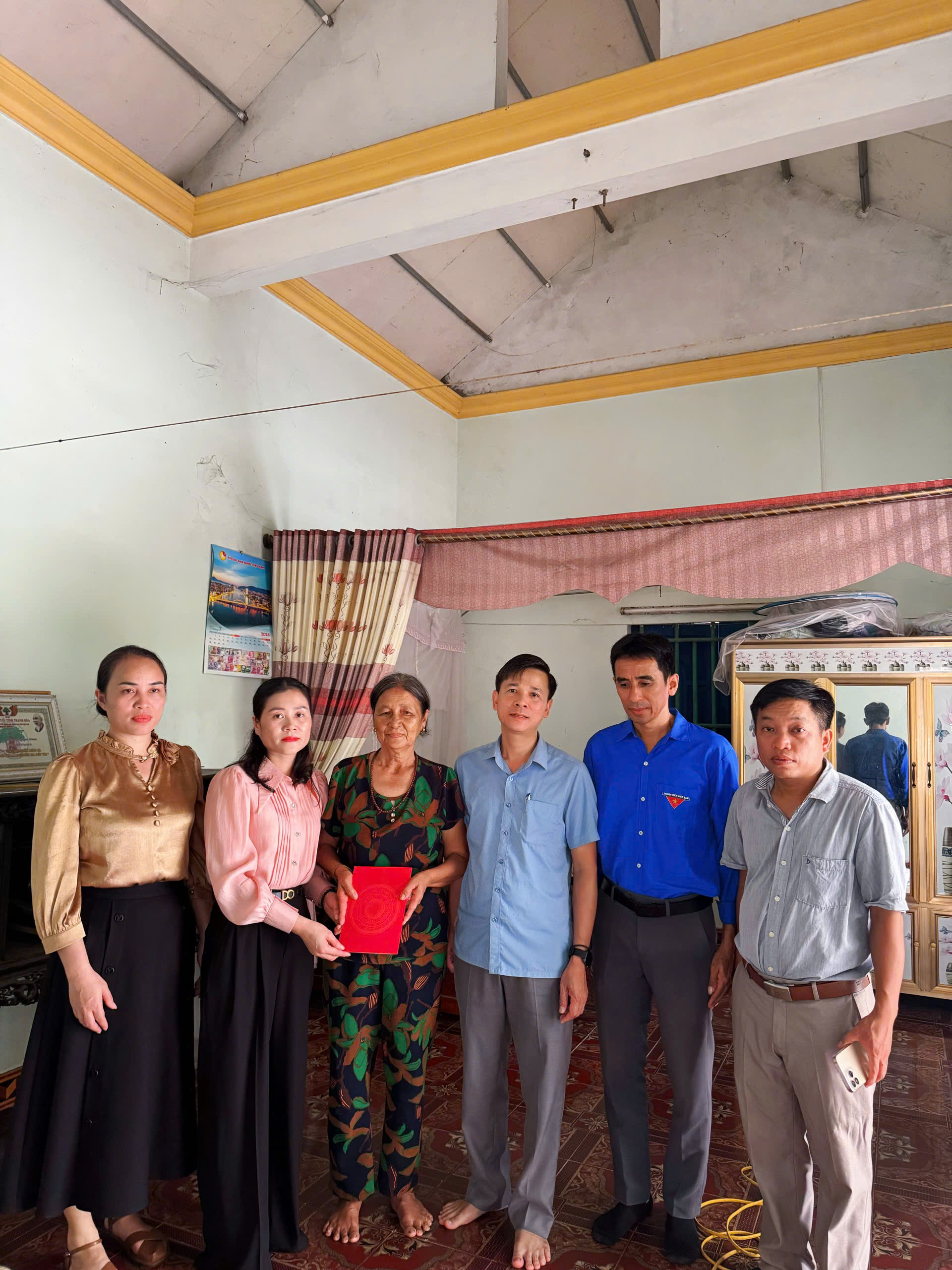 Đoàn lãnh đạo Đảng uỷ phường Hải Bình do đồng chí Dương Thị Hằng, Phó Bí thư Thường trực Đảng uỷ phường đã đi thăm và tặng quà gia đình người có công, thân nhân liệt sĩ trên địa bàn phường