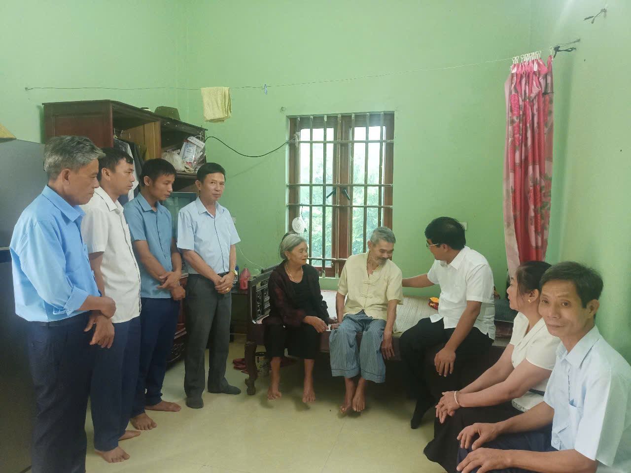 Đoàn công tác của UBND phường Hải Bình do đồng chí Phạm Hoài Nam, Phó Bí thư Đảng uỷ, Chủ tịch UBND phường làm trưởng đoàn đã đi thăm và tặng quà gia đình người có công và thân nhân liệt sĩ.