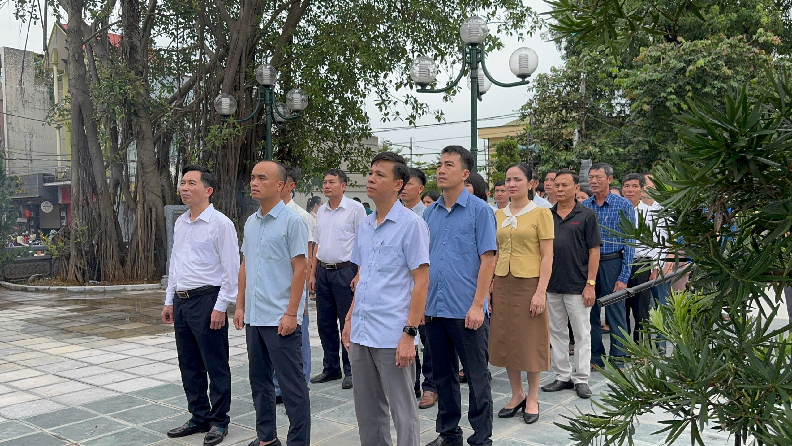Đồng chí Lương Tất Thắng, Tỉnh uỷ viên, Bí thư Đảng uỷ, chủ tịch HĐND phường Hải Bình viếng Đài tưởng niệm liệt sĩ và thăm, tặng quà cho gia đình người có công, gia đình thân nhân liệt sỹ.