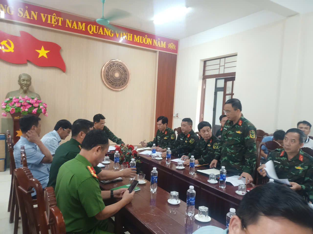 Đoàn công tác của Bộ Chỉ huy Quân sư tỉnh do đồng chí Vũ Văn Tùng Uỷ viên Ban Thường vụ tỉnh uỷ, Chỉ huy trưởng Bộ Chỉ huy Quân sự tỉnh làm trưởng đoàn đã đi kiểm tra và chỉ đạo công tác ứng phó với bão số 3 tại phường Hải Bình.