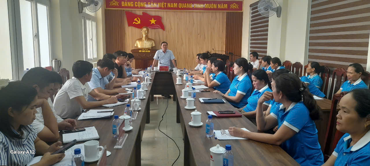 Thường trực Đảng uỷ phường Hải Bình làm việc với Ban chấp hành Hội Liên hiệp phụ nữ phường.