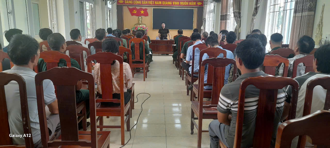 Đoàn công tác của Sở Nông nghiệp và Môi trường đối thoại với ngư dân của phường Hải Bình.