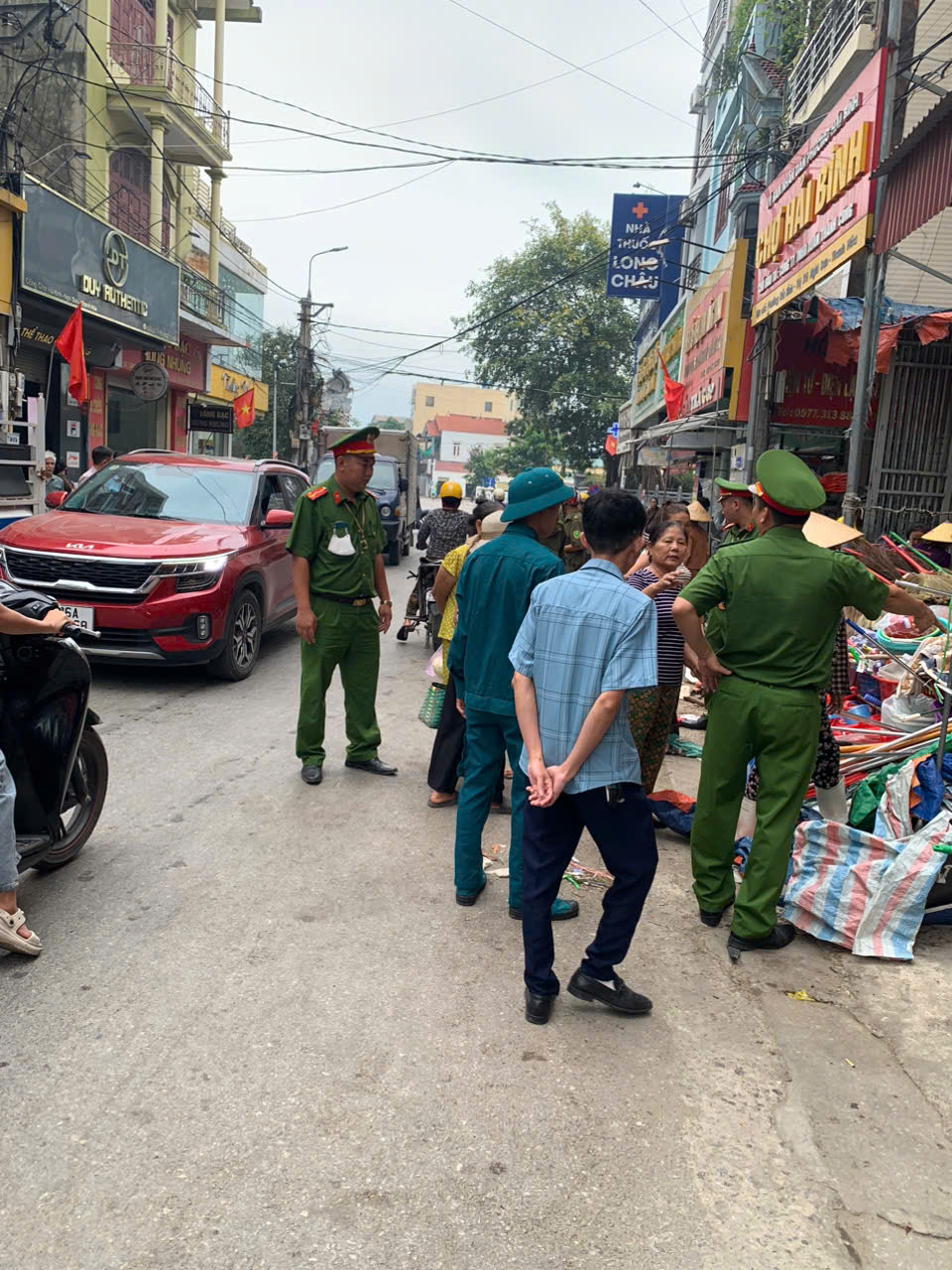 UBND phường Hải Bình ra quân lập lại hành lang an toàn giao thông.