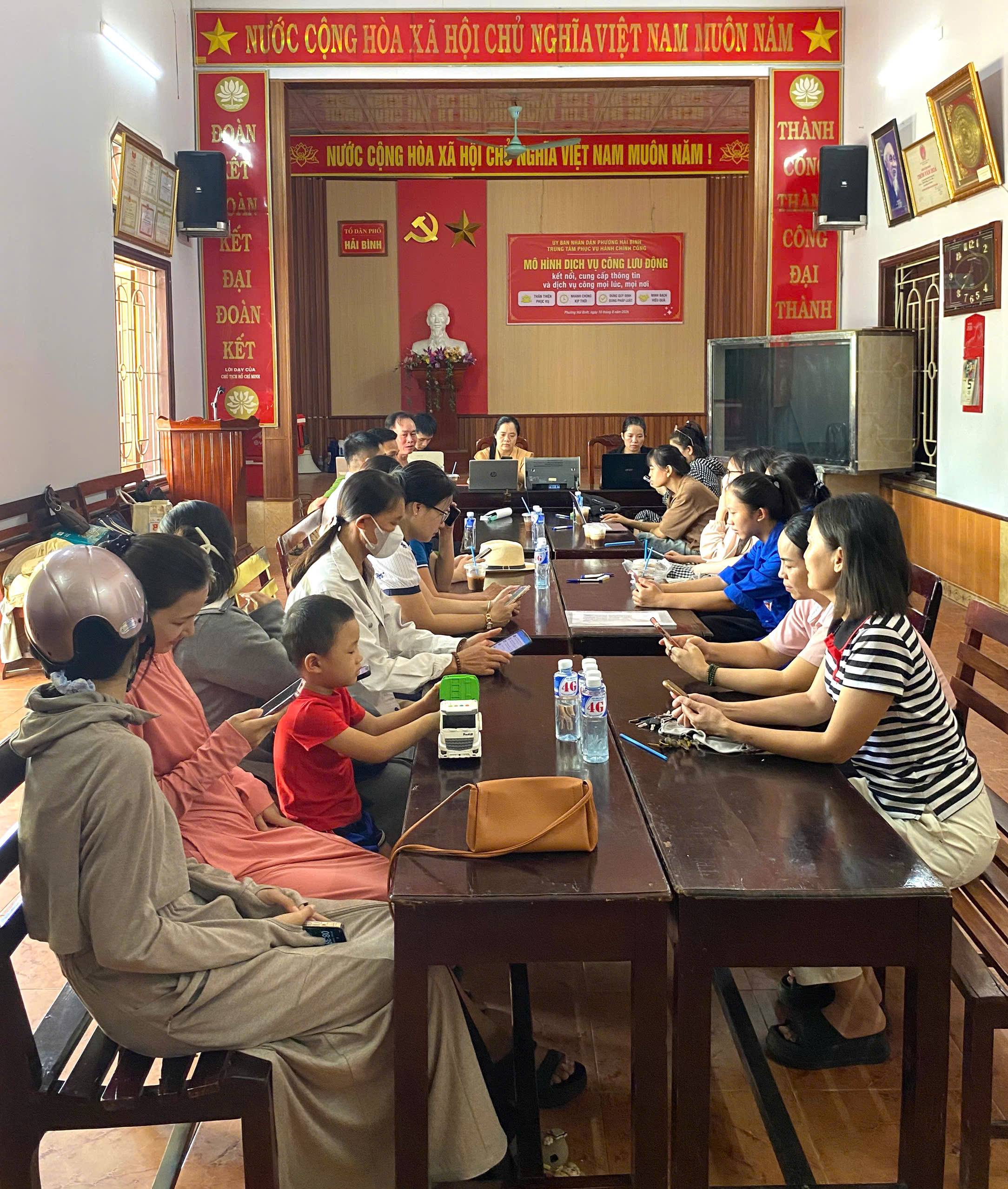 Trung tâm Phục vụ hành chính công phường Hải Bình tổ chức triển khai Mô hình dịch vụ công lưu động tại tổ dân phố Hải Bình nhằm hỗ trợ người dân thực hiện các thủ tục hành chính ngay tại địa bàn.
