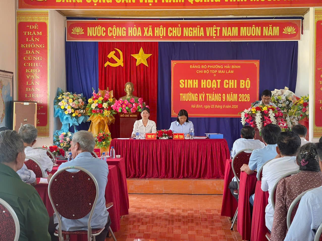 Đồng chí Nguyễn Quốc Đạt, Bí thư Đảng uỷ, chủ tịch HĐND phường tham dự sinh hoạt thường kỳ tại Chi bộ Tổ dân phố Mai Lâm.