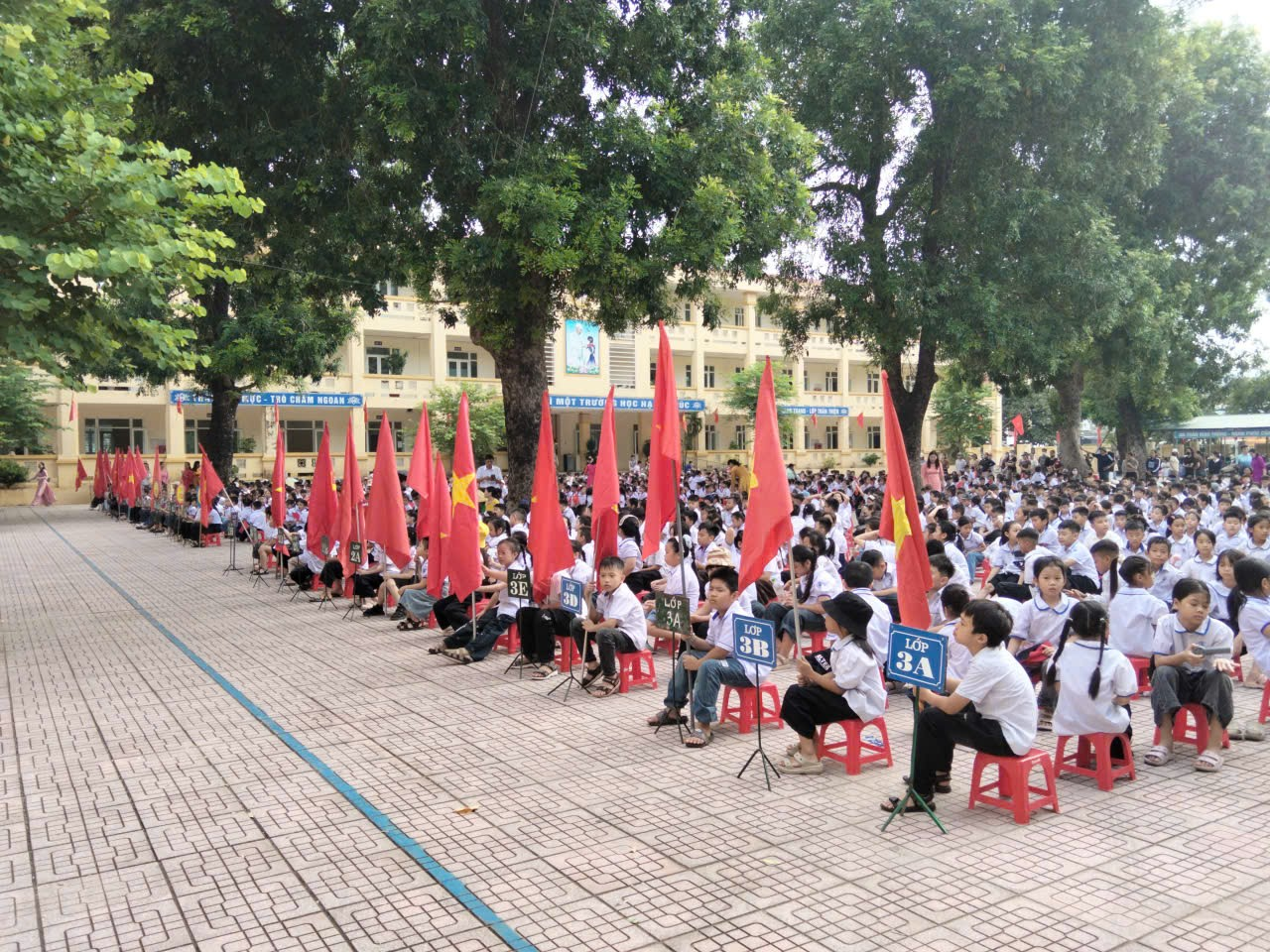 Học sinh ở các cấp học trên địa bàn phường Hải Bình hân hoan tham dự Lễ khai giảng năm học mới  2026 - 2027.
