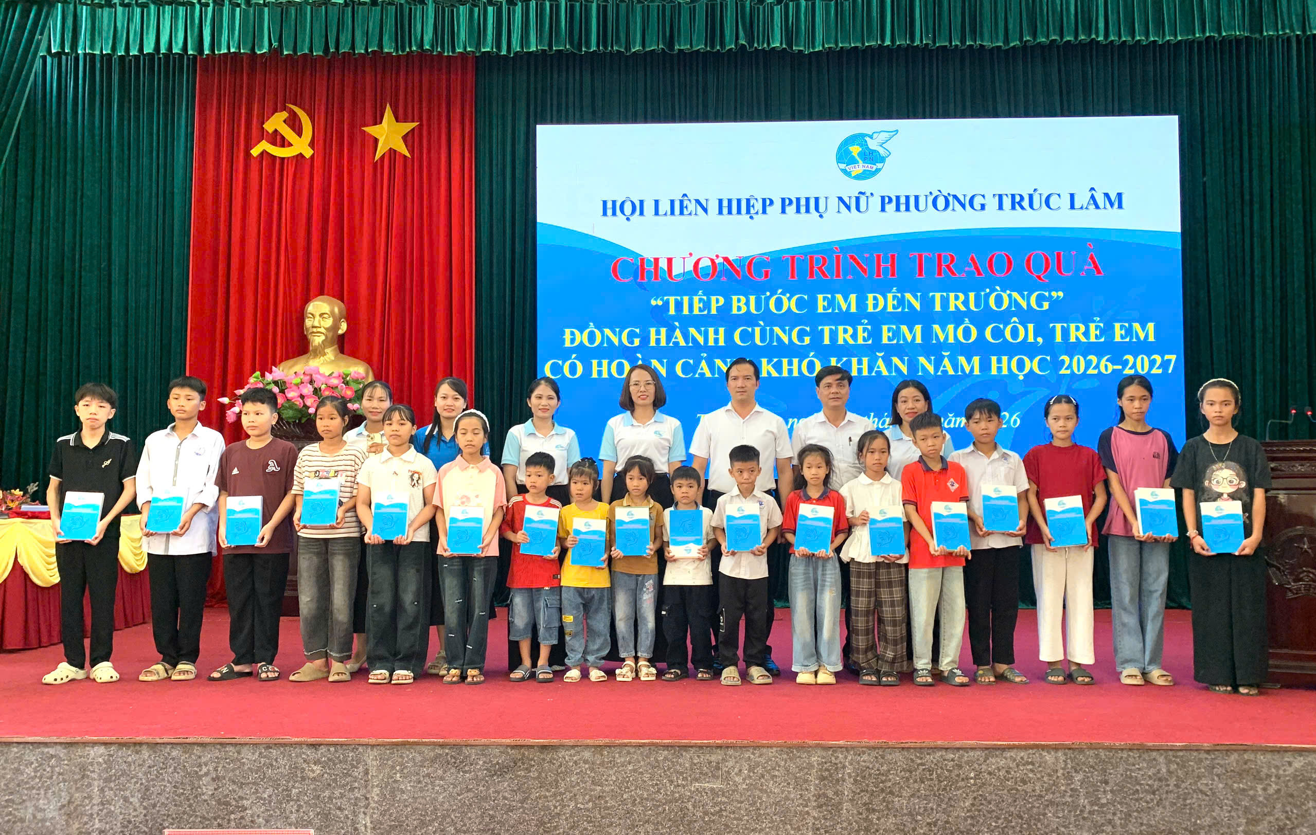 TRAO QUÀ "ĐỒNG HÀNH CÙNG EM ĐẾN TRƯỜNG" NĂM HỌC 2026 - 2027