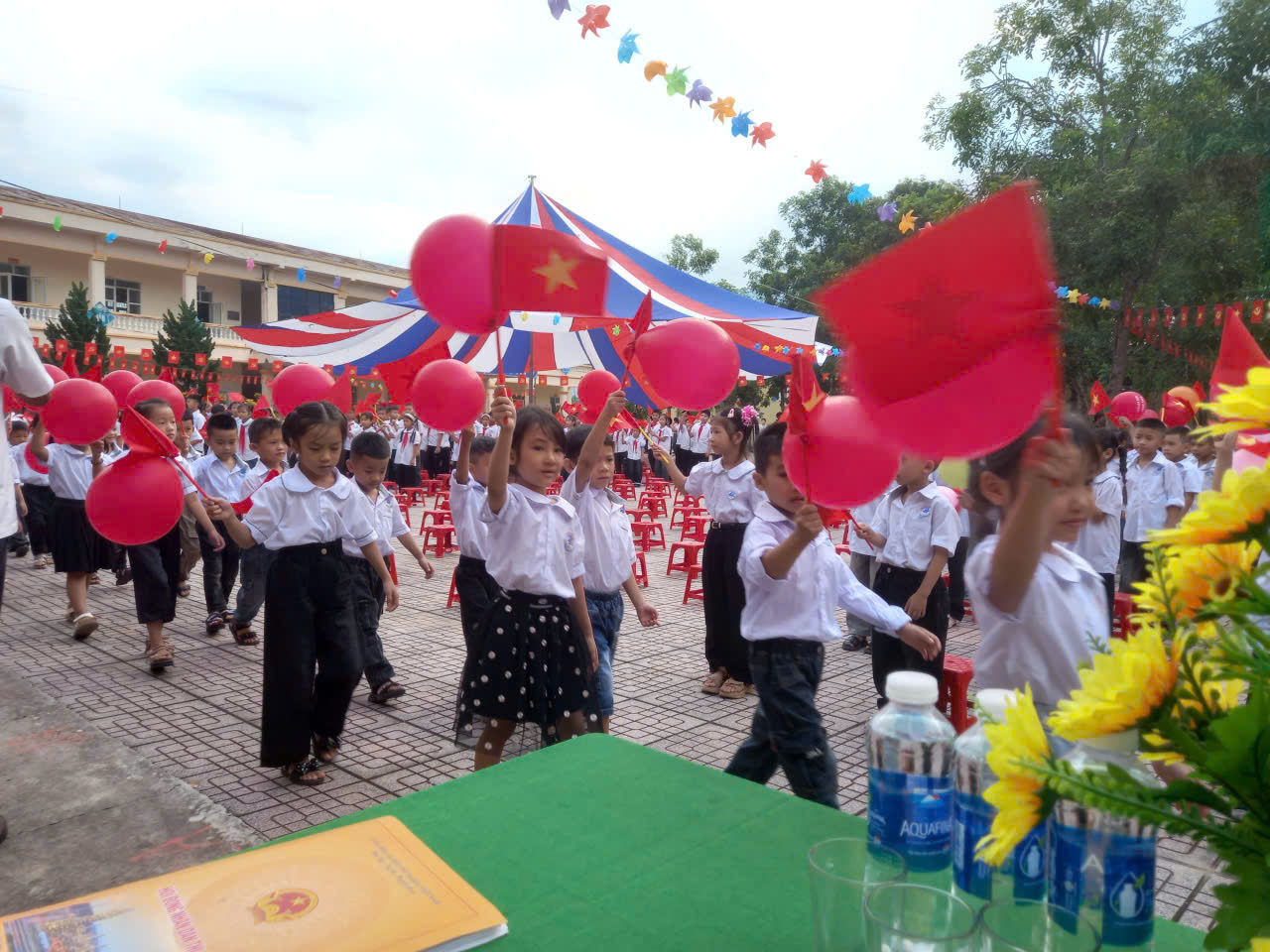 CÁC ĐỒNG CHÍ ỦY VIÊN BAN THƯỜNG VỤ ĐẢNG ỦY DỰ LỄ KHAI GIẢNG NĂM HỌC MỚI 2026-2027 TẠI CÁC PHÂN HIỆU TRƯỜNG HỌC TRÊN ĐỊA BÀN.