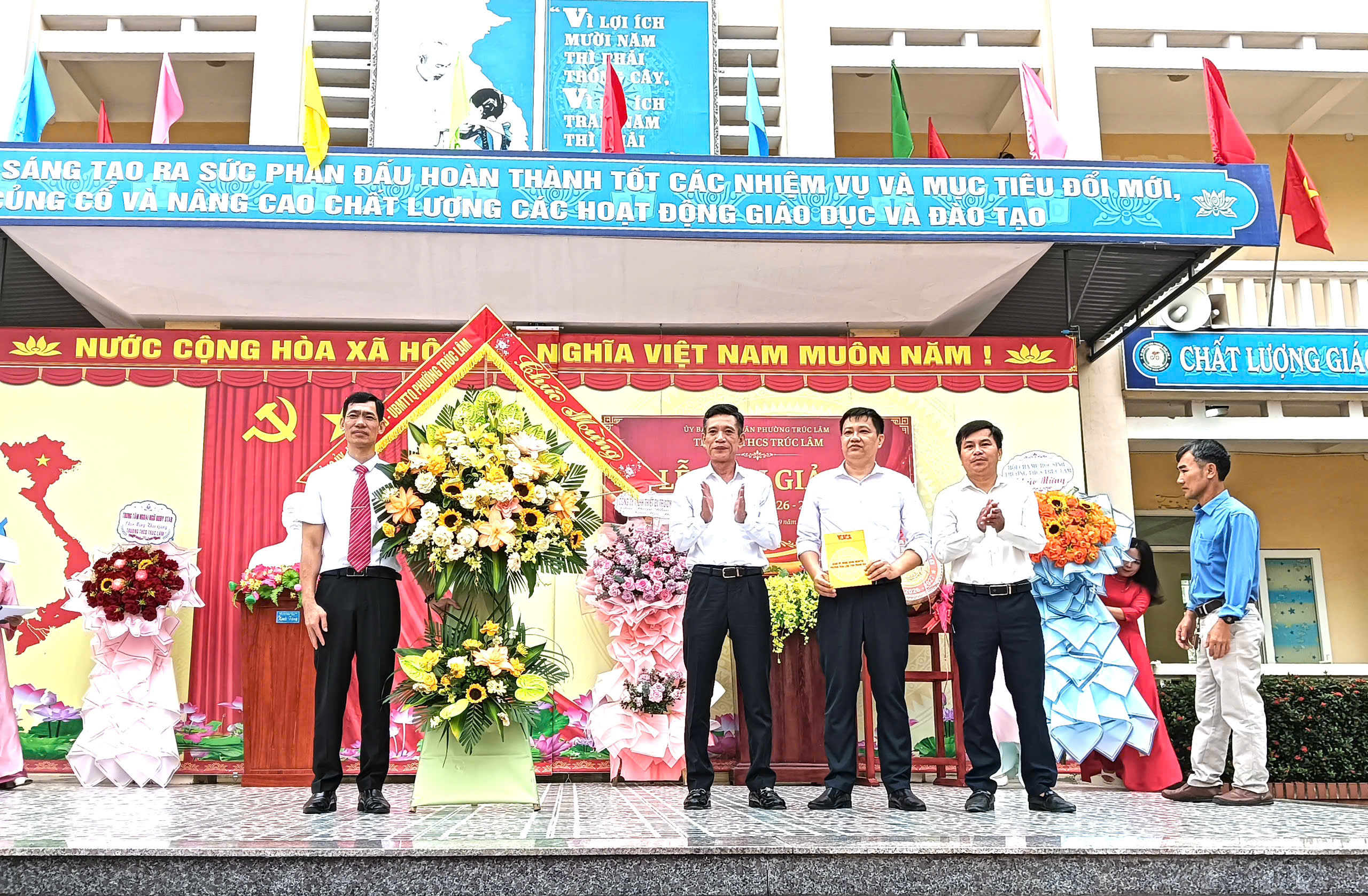ĐỒNG CHÍ MAI CAO CƯỜNG DỰ LẼ KHAI GIẢNG NĂM HỌC 2026-2027 TẠI TRƯỜNG THCS TRÚC LÂM 