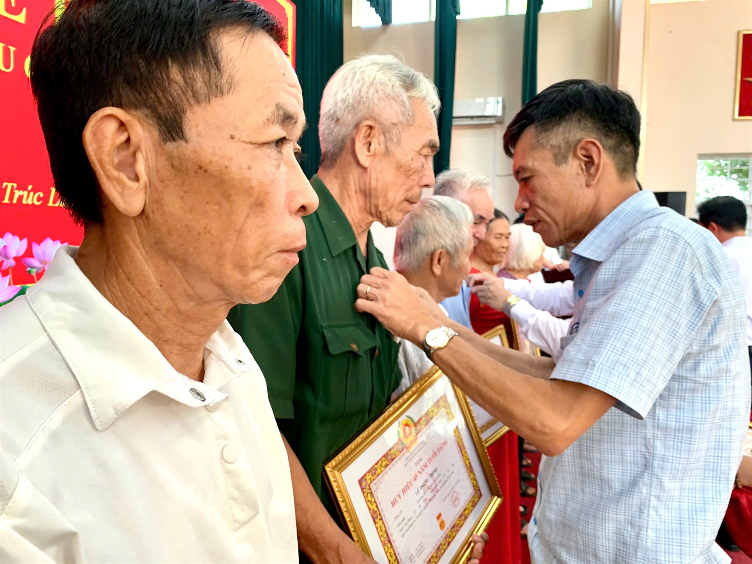 Anh-tin-bai