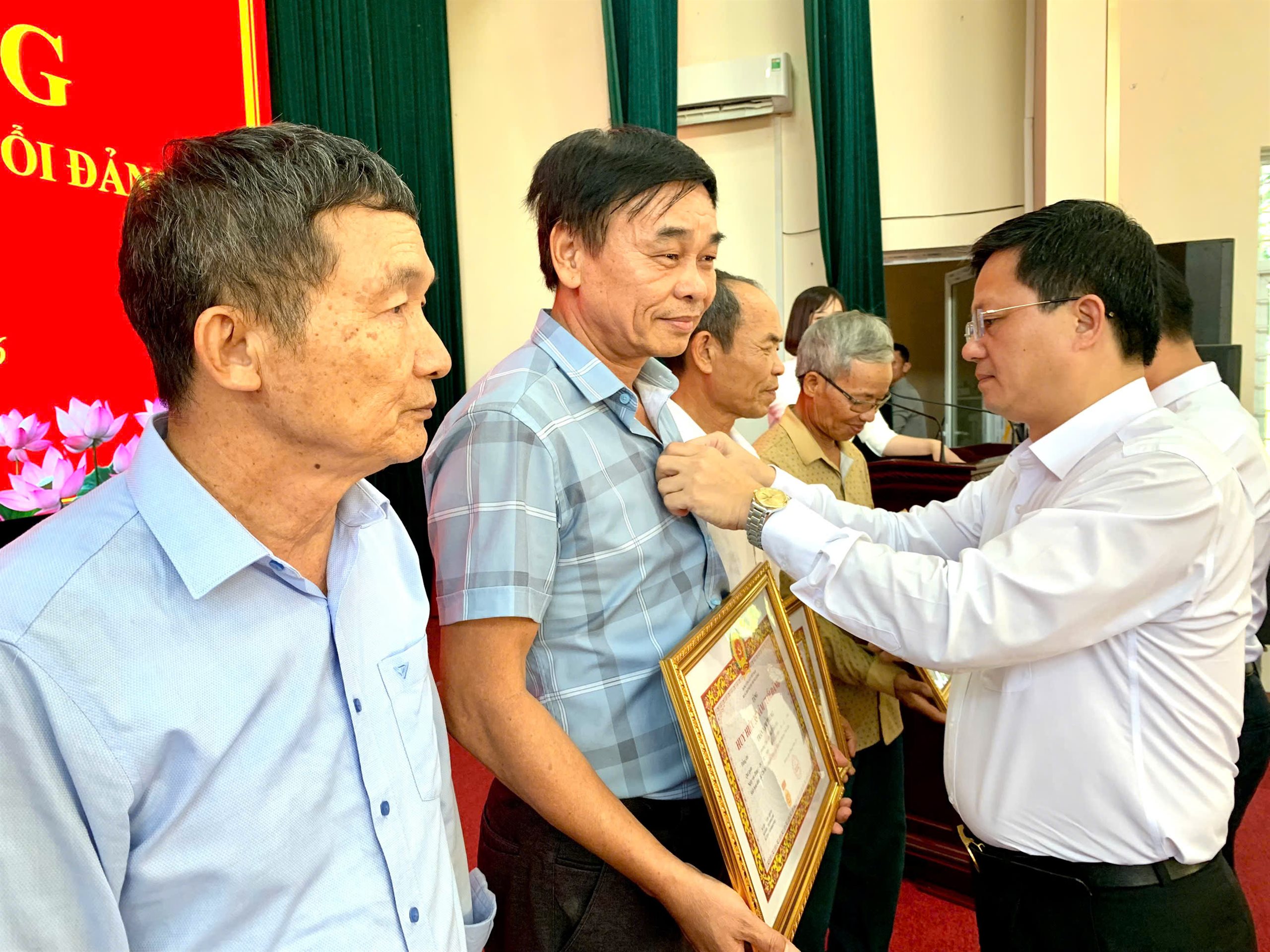 Anh-tin-bai