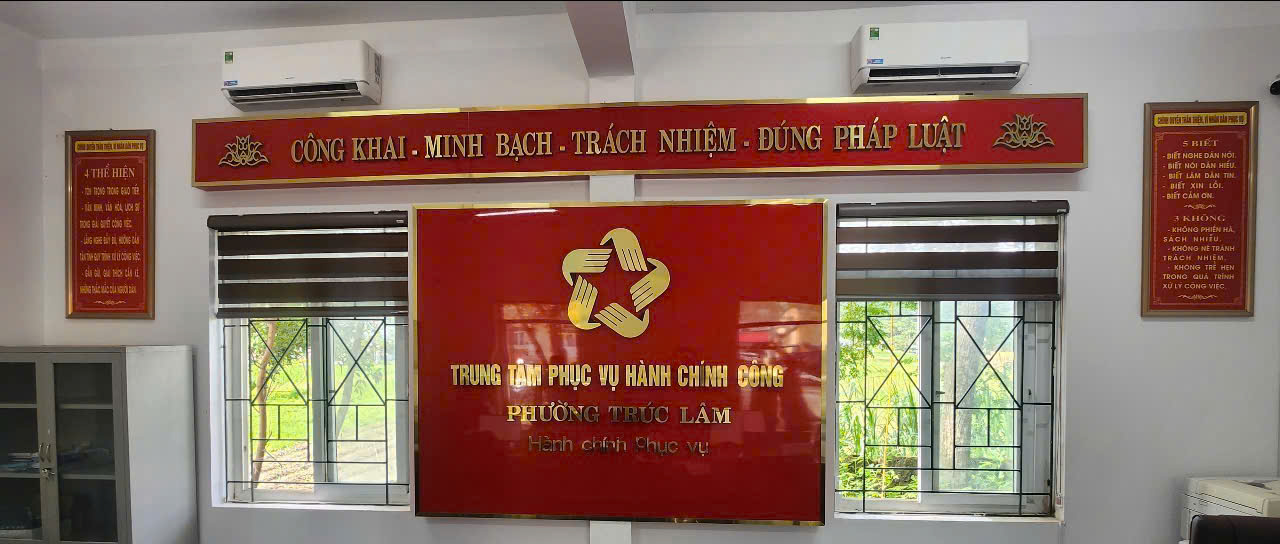 TRUNG TÂM PHỤC VỤ HÀNH CHÍNH CÔNG PHƯỜNG TRÚC LÂM: CÔNG KHAI, MINH BẠCH, TRÁCH NHIỆM, ĐÚNG PHÁP LUẬT- CHÍNH QUYỀN THÂN THIỆN VÌ NHÂN DÂN PHỤC VỤ
