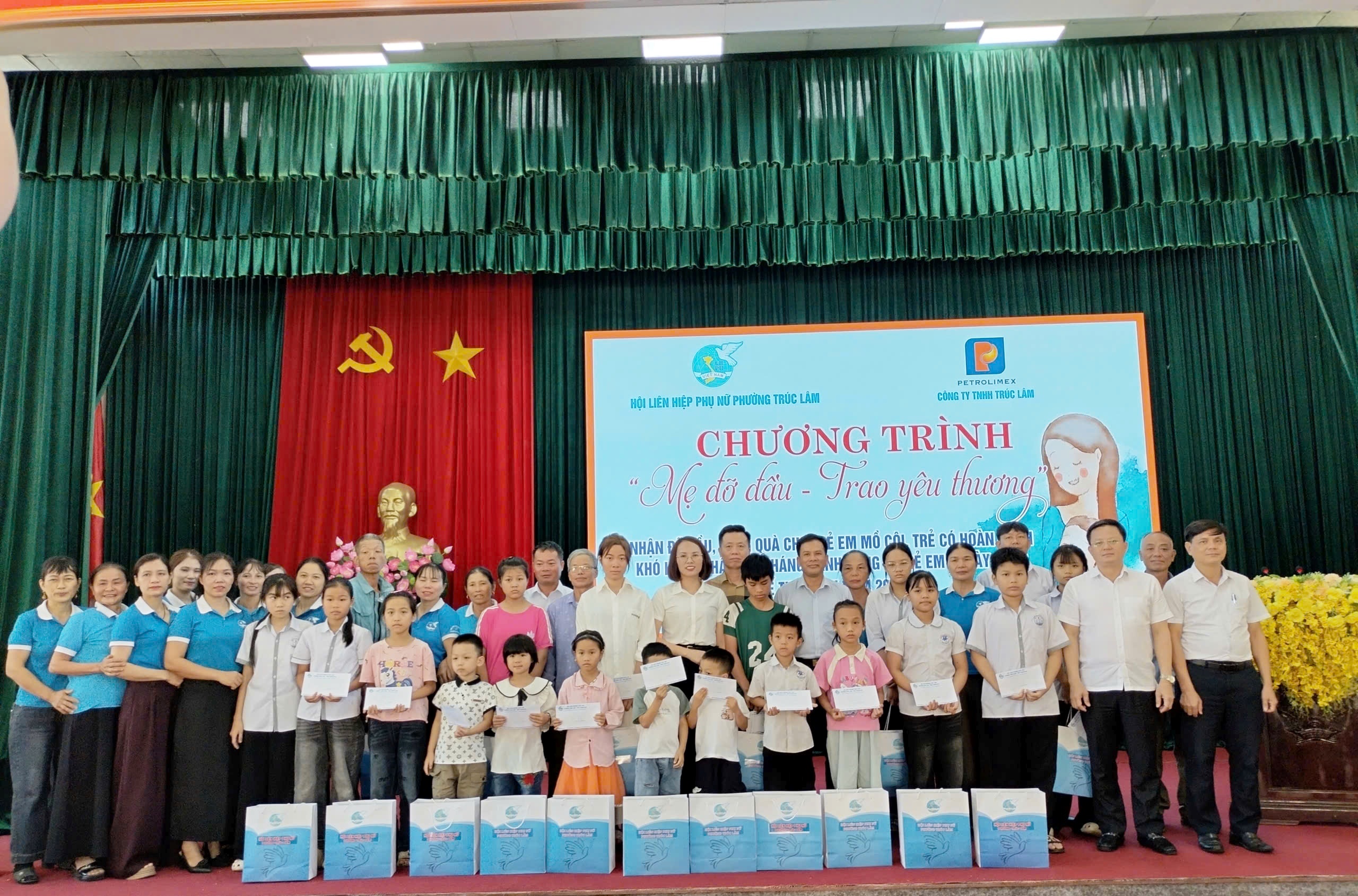 Chương trình “Mẹ đỡ đầu - Kết nối yêu thương”, trao quà cho trẻ mồ côi, trẻ có hoàn cảnh đặc biệt khó khăn trên địa bàn phường Trúc Lâm