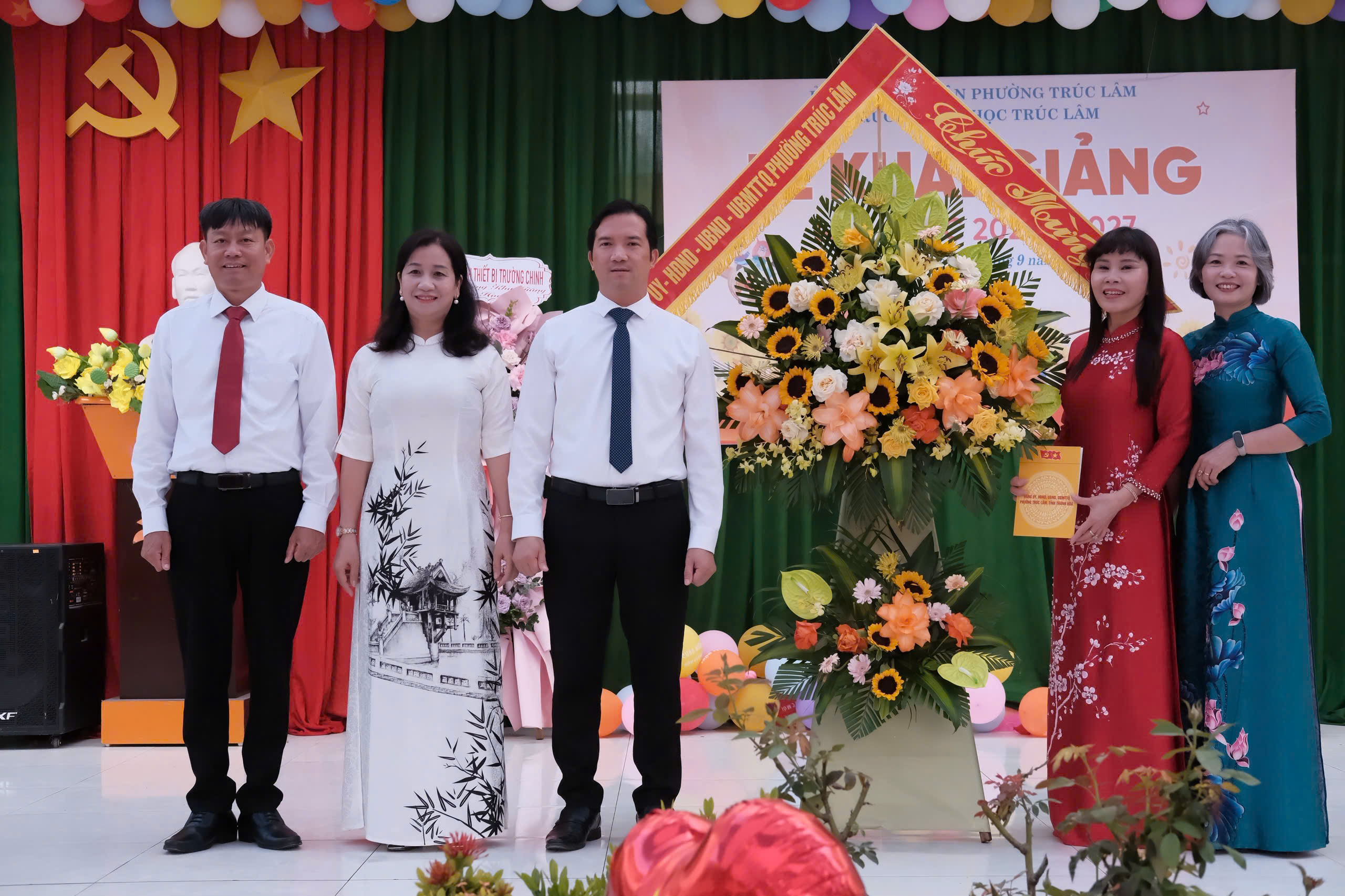 Đồng chí Lê Thế Ái– Phó Bí thư Thường trực Đảng uỷ phường dự Lễ khai giảng năm học 2026-2027 tại trường Tiểu học Trúc Lâm