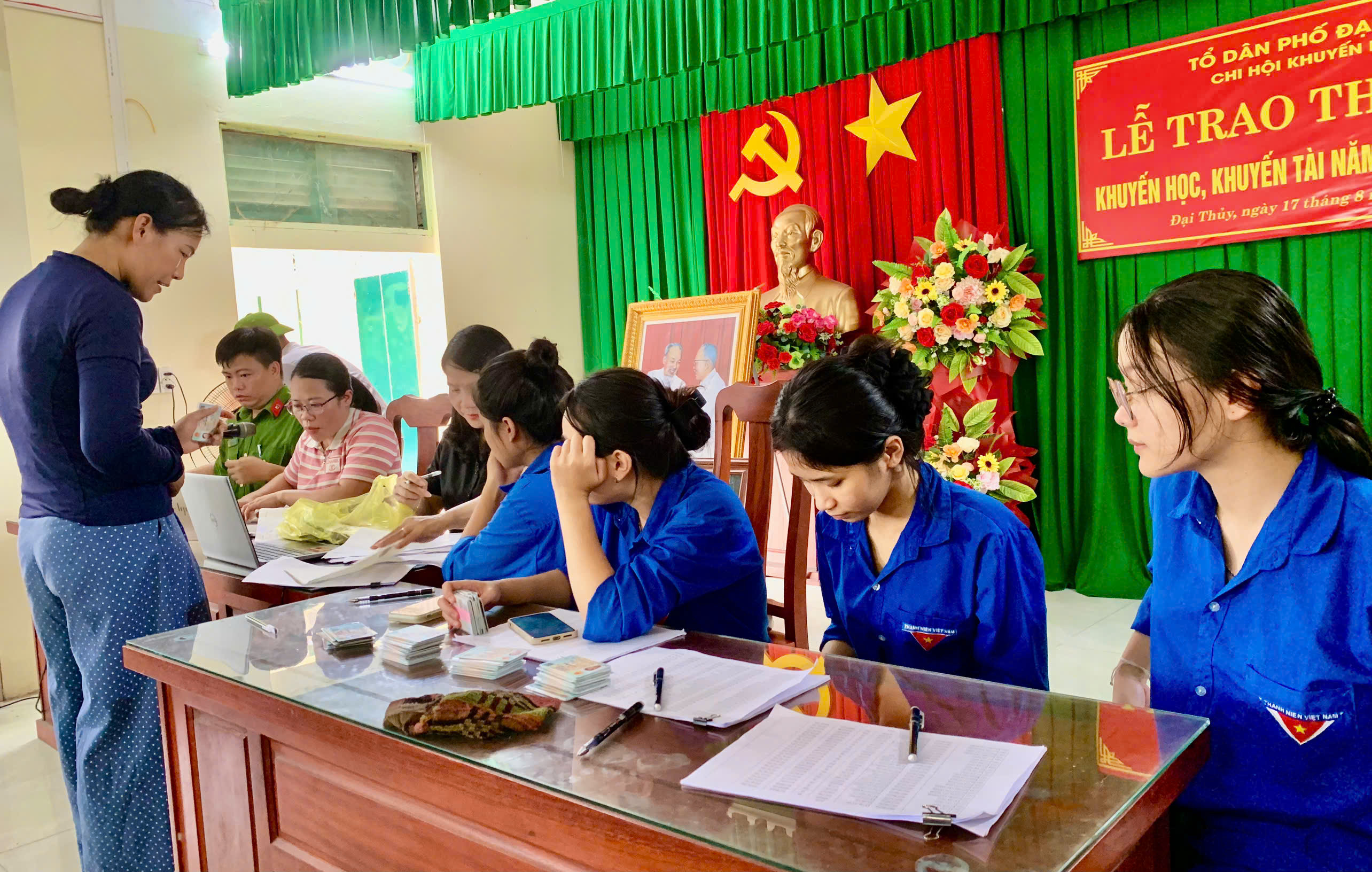 Anh-tin-bai