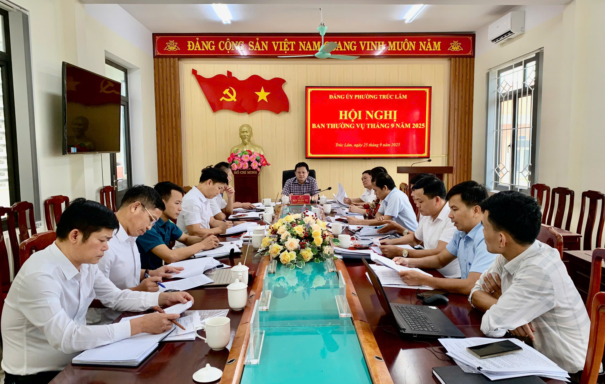 ĐỒNG CHÍ BÙI TUẤN TỰ, BÍ THƯ ĐẢNG ỦY CHỦ TRÌ HỘI NGHỊ BAN THƯỜNG VỤ THÁNG 9