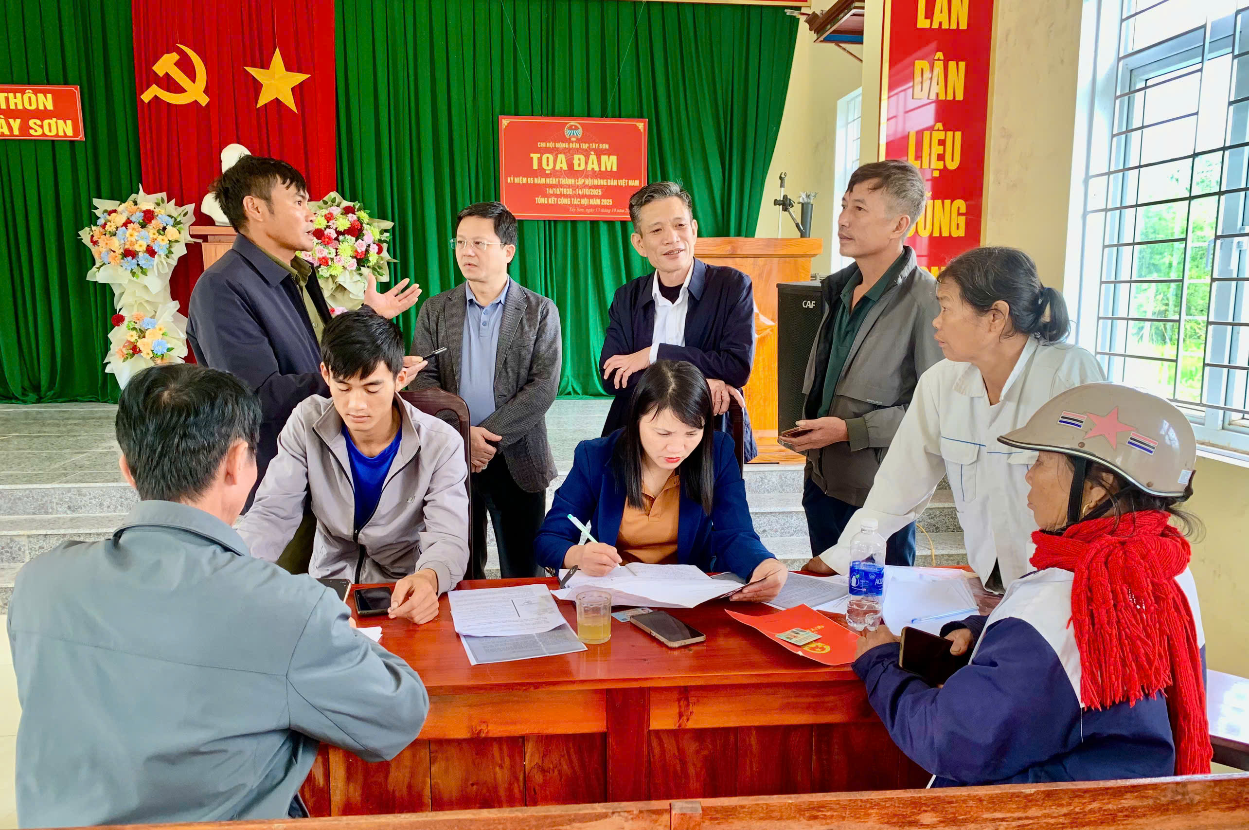 Các đồng chí lãnh đạo phường kiểm tra việc thực hiện chiến dịch làm giàu, làm sạch cơ sở dữ liệu Quốc gia về đất đai tại các tổ dân phố