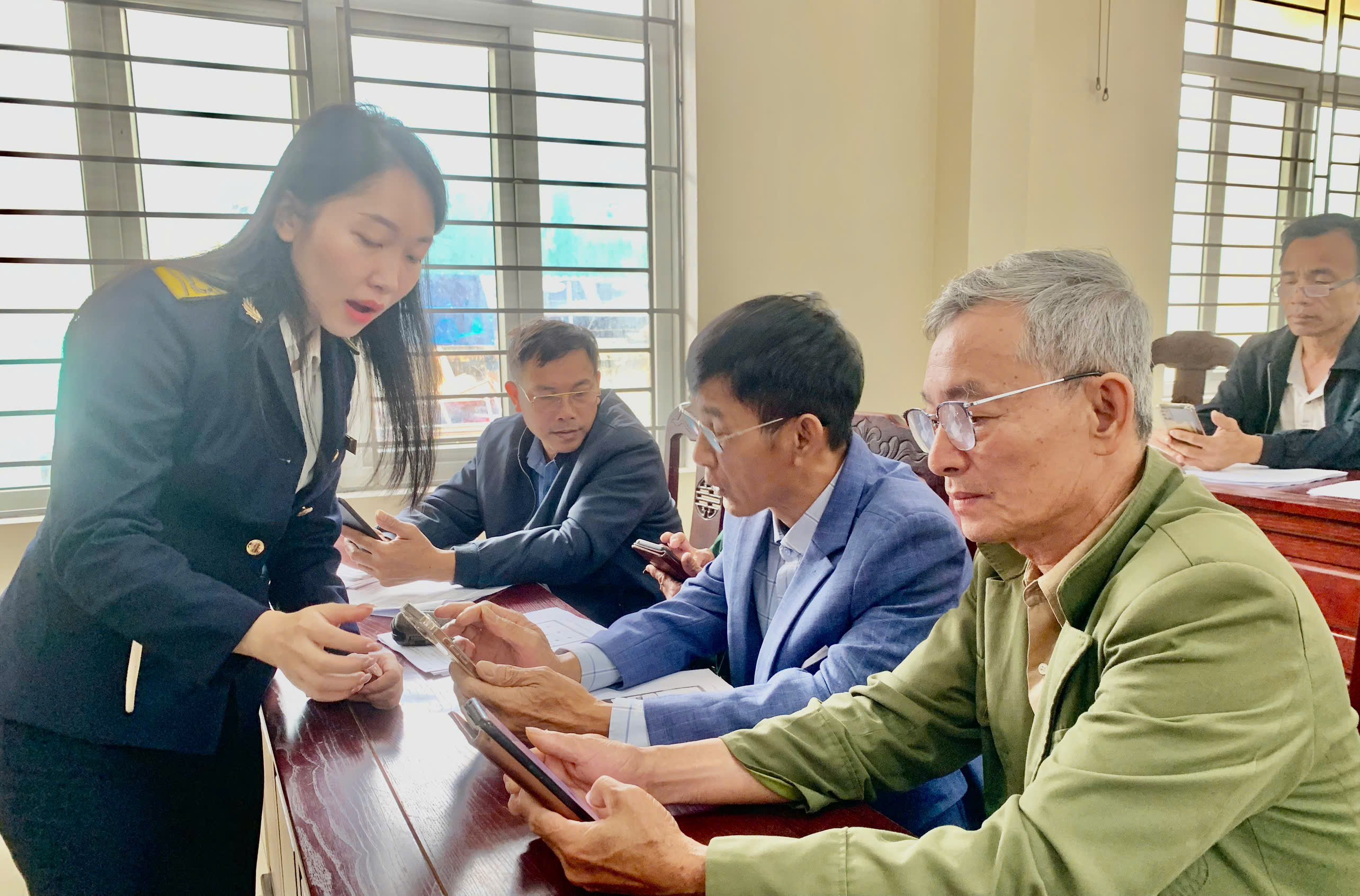 TẬP HUẤN VÀ TRIỂN KHAI THU THUẾ QUA ỨNG DỤNG eTax Mobile