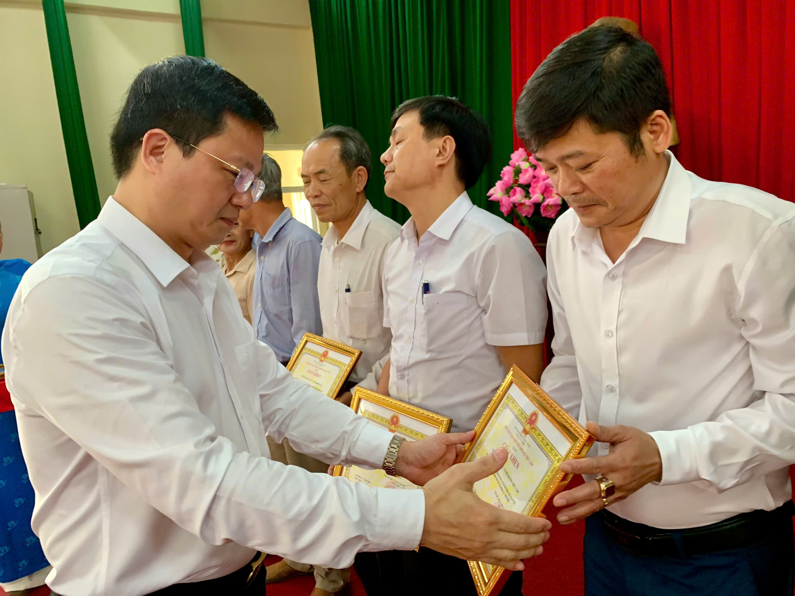 Anh-tin-bai