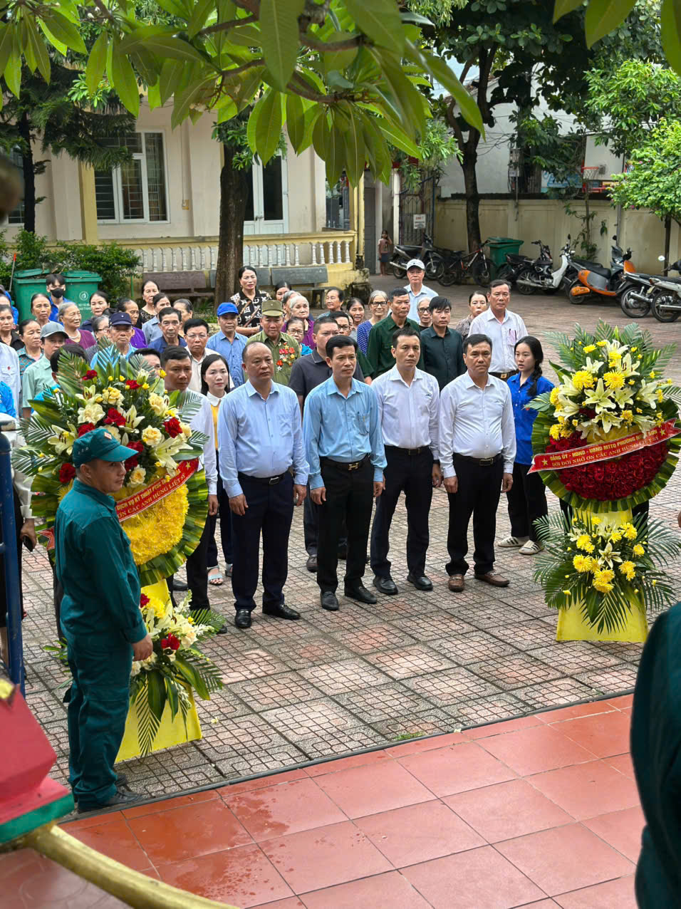 Đoàn đại biểu phường Nghi Sơn dâng hoa, dâng hương tưởng nhớ các Anh hùng liệt sỹ tại 3 Đài tưởng niệm các Anh hùng liệt sỹ trên địa bàn phường.