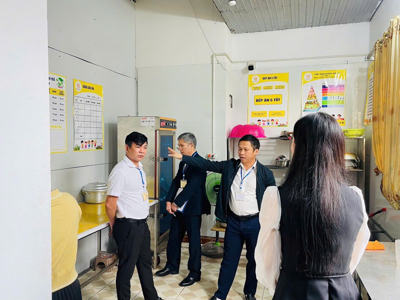 Tổ kiểm tra các cơ sở kinh doanh dịch vụ ăn uống, bếp ăn tập thể của các cơ sở mầm non tư thục độc lập trên địa bàn phường Nghi Sơn.