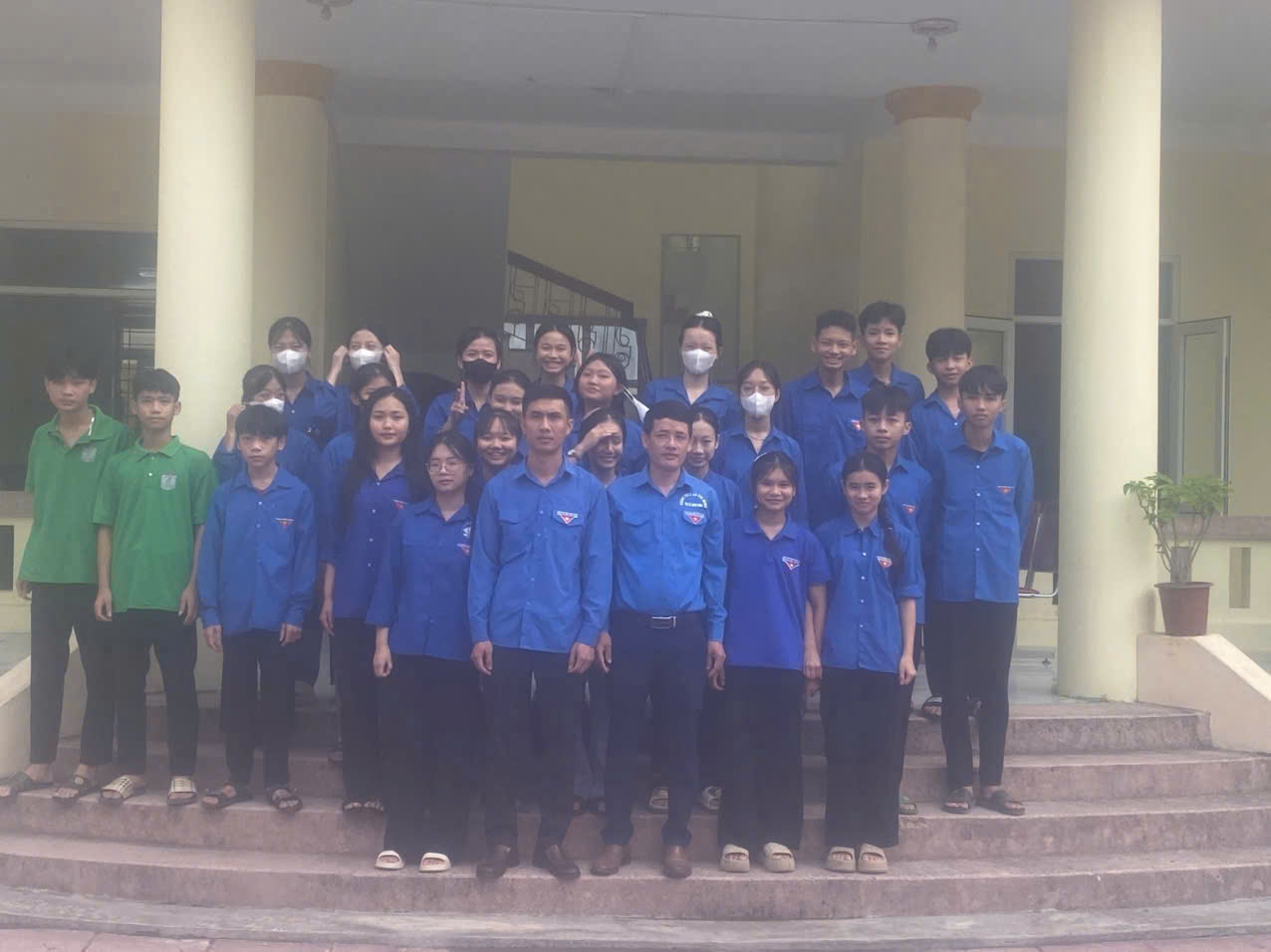 Công an và Đoàn thanh niên xã Các Sơn hướng dẫn người dân đăng ký dịch vụ công trực tuyến