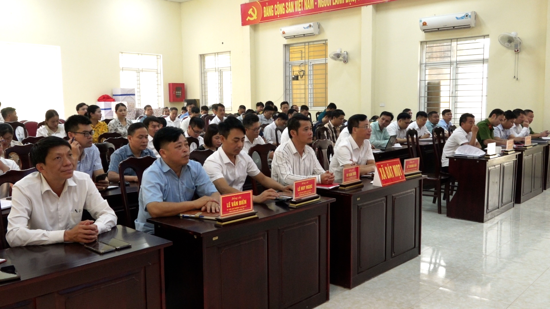 ĐẢNG ỦY XÃ BÁT MỌT TỔ CHỨC HỘI NGHỊ TRỰC TUYẾN NGHIÊN CỨU, HỌC TẬP, QUÁN TRIỆT NGHỊ QUYẾT HỘI NGHỊ LẦN THỨ HAI BAN CHẤP HÀNH TRUNG ƯƠNG ĐẢNG KHÓA XIV