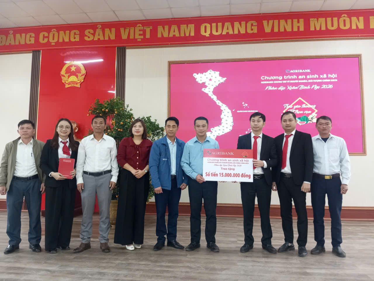 UBND – MTTQ xã Bát Mọt phối hợp Ngân hàng Agribank chi nhánh Thường Xuân trao quà Tết cho hộ khó khăn