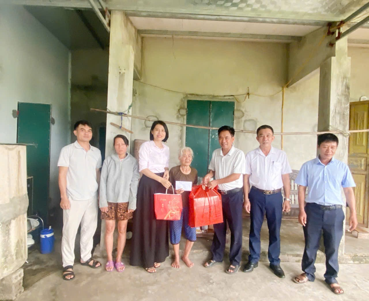 HỘI NÔNG DÂN XÃ TRƯỜNG LÂM PHỐI HỢP TRAO HỖ TRỢ CHO HỘI VIÊN CÓ HOÀN CẢNH KHÓ KHĂN