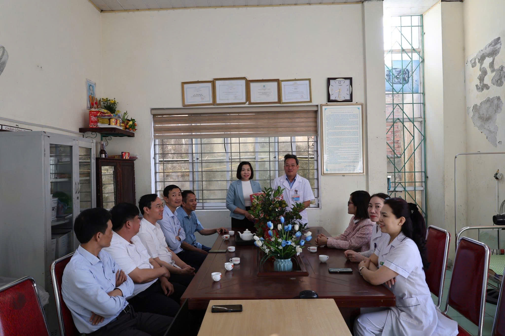 XÃ HOẰNG HÓA THĂM, TẶNG QUÀ BỆNH NHÂN NẶNG VÀ ĐỘI NGŨ Y, BÁC SĨ KHOA CẤP CỨU