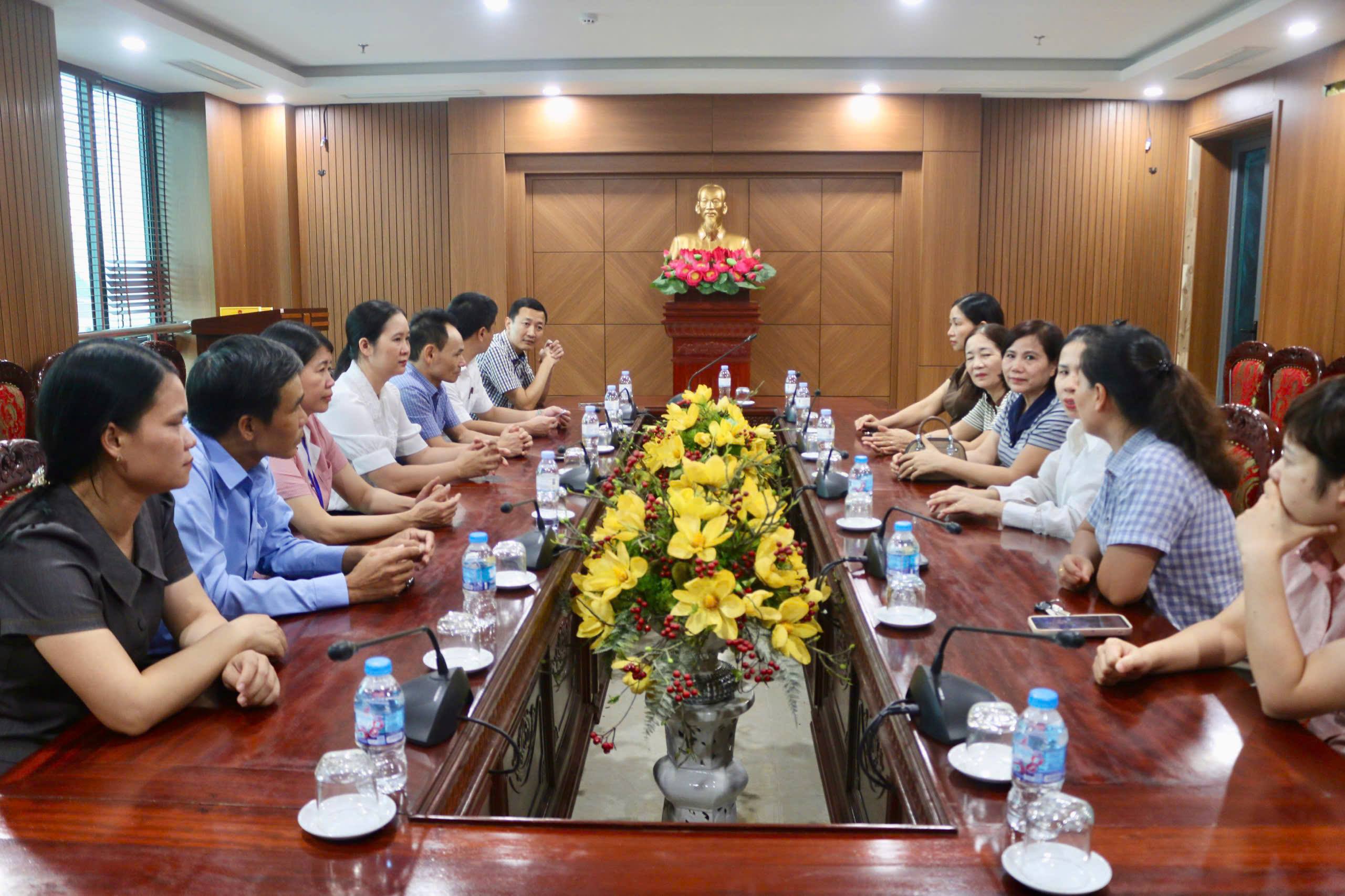 XÃ HOẰNG HÓA KHEN THƯỞNG TẬP THỂ, CÁ NHÂN CÓ THÀNH TÍCH XUẤT SẮC TRONG CÔNG TÁC BẢO ĐẢM AN TOÀN THỰC PHẨM