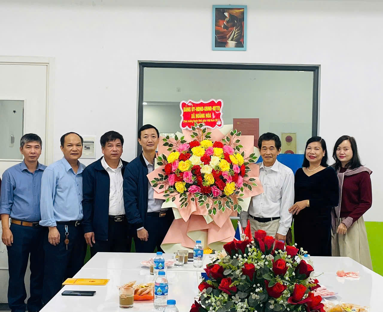 LÃNH ĐẠO XÃ HOẰNG HÓA THĂM, TẶNG HOA CHÚC MỪNG CÁC NHÀ TRƯỜNG NHÂN NGÀY NHÀ GIÁO VIỆT NAM 20/11