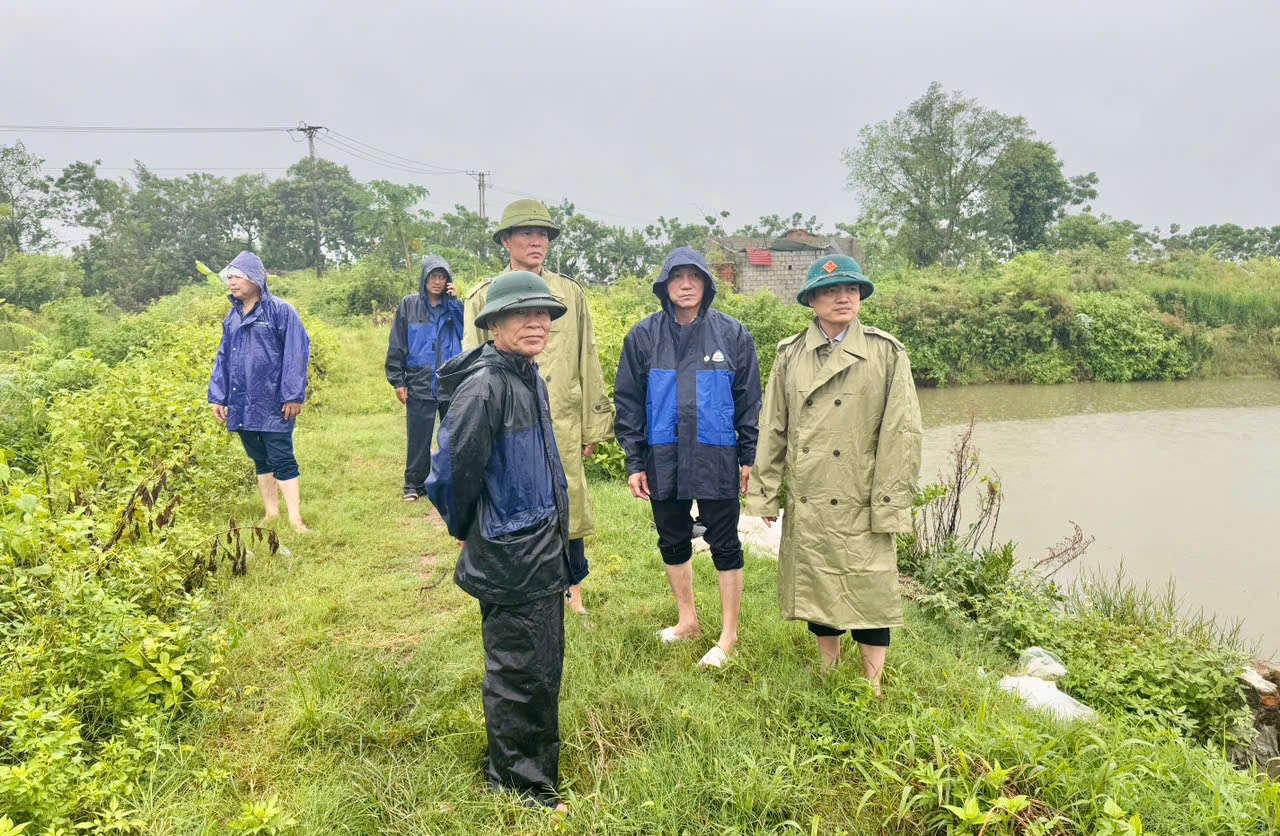 LÃNH ĐẠO XÃ HOẰNG HOÁ KIỂM TRA CÔNG TÁC PHÒNG, CHỐNG BÃO SỐ 3 TẠI CÁC TUYẾN ĐÊ, CỐNG VÀ KHU NUÔI TRỒNG THỦY SẢN NGOẠI ĐÊ