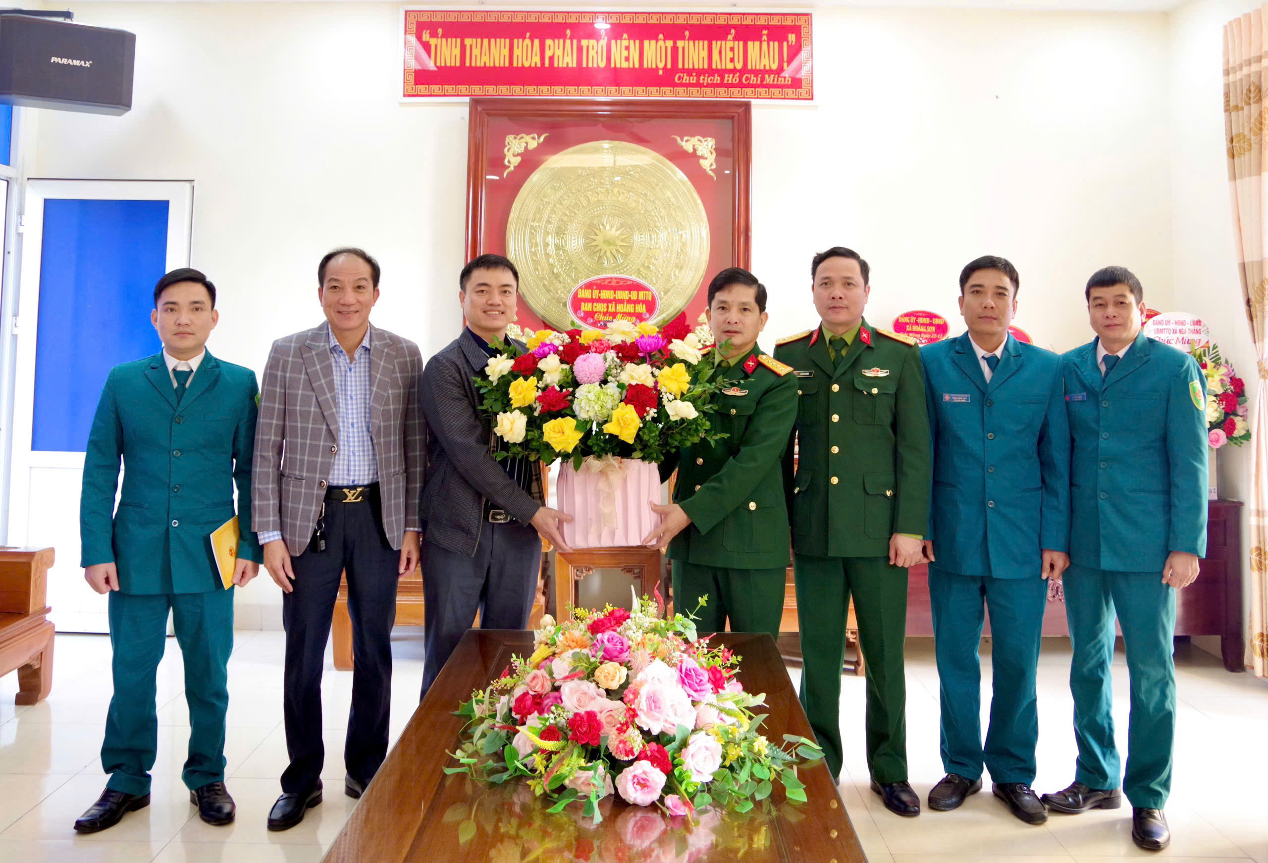 ĐẢNG ỦY – HĐND – UBND – UBMTTQ – BAN CHỈ HUY QUÂN SỰ XÃ HOẰNG HOÁ CHÚC MỪNG KHU VỰC 2 HÀ TRUNG NHÂN KỶ NIỆM NGÀY THÀNH LẬP QUÂN ĐỘI NHÂN DÂN VIỆT NAM 22/12