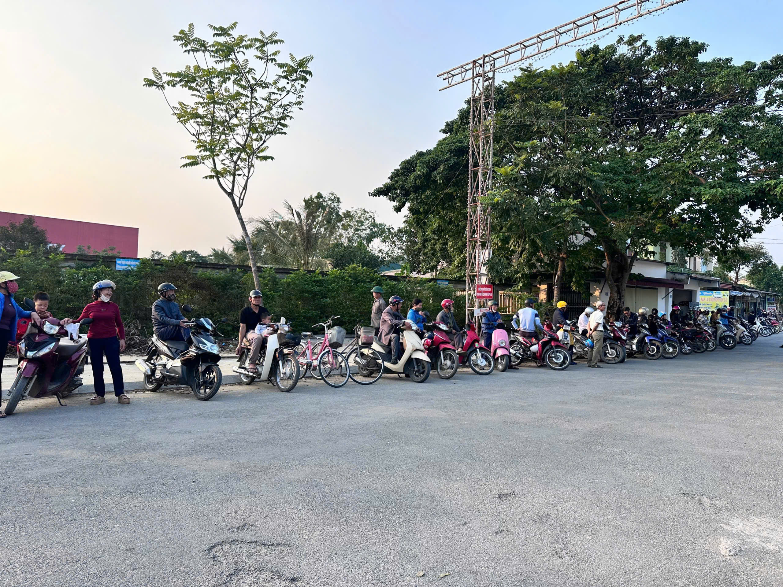 CHUNG TAY GIỮ GÌN AN TOÀN GIAO THÔNG TẠI CỔNG TRƯỜNG HỌC