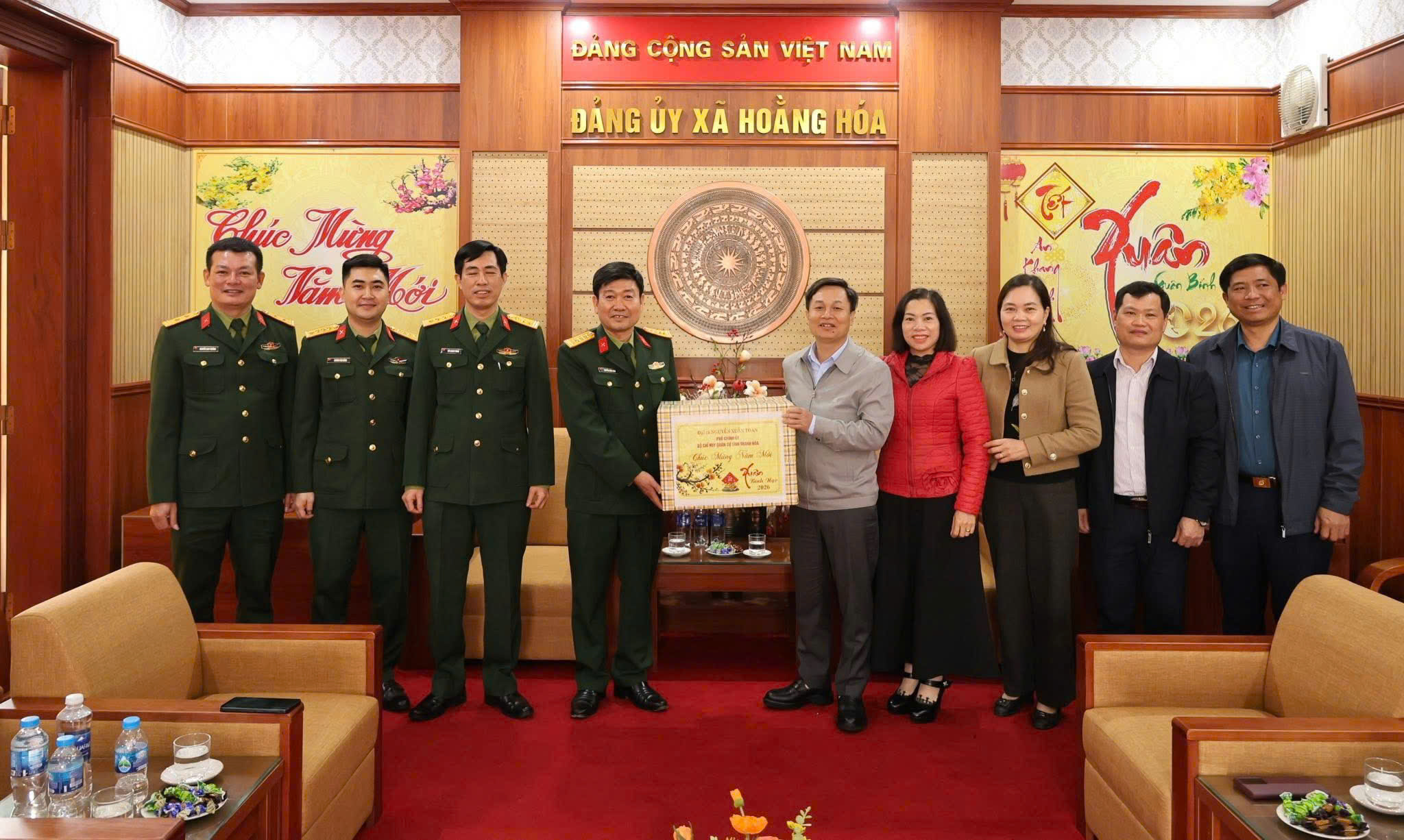 ĐOÀN CÔNG TÁC BỘ CHỈ HUY QUÂN SỰ TỈNH THANH HÓA THĂM, CHÚC TẾT XÃ HOẰNG HÓA NHÂN DỊP XUÂN MỚI