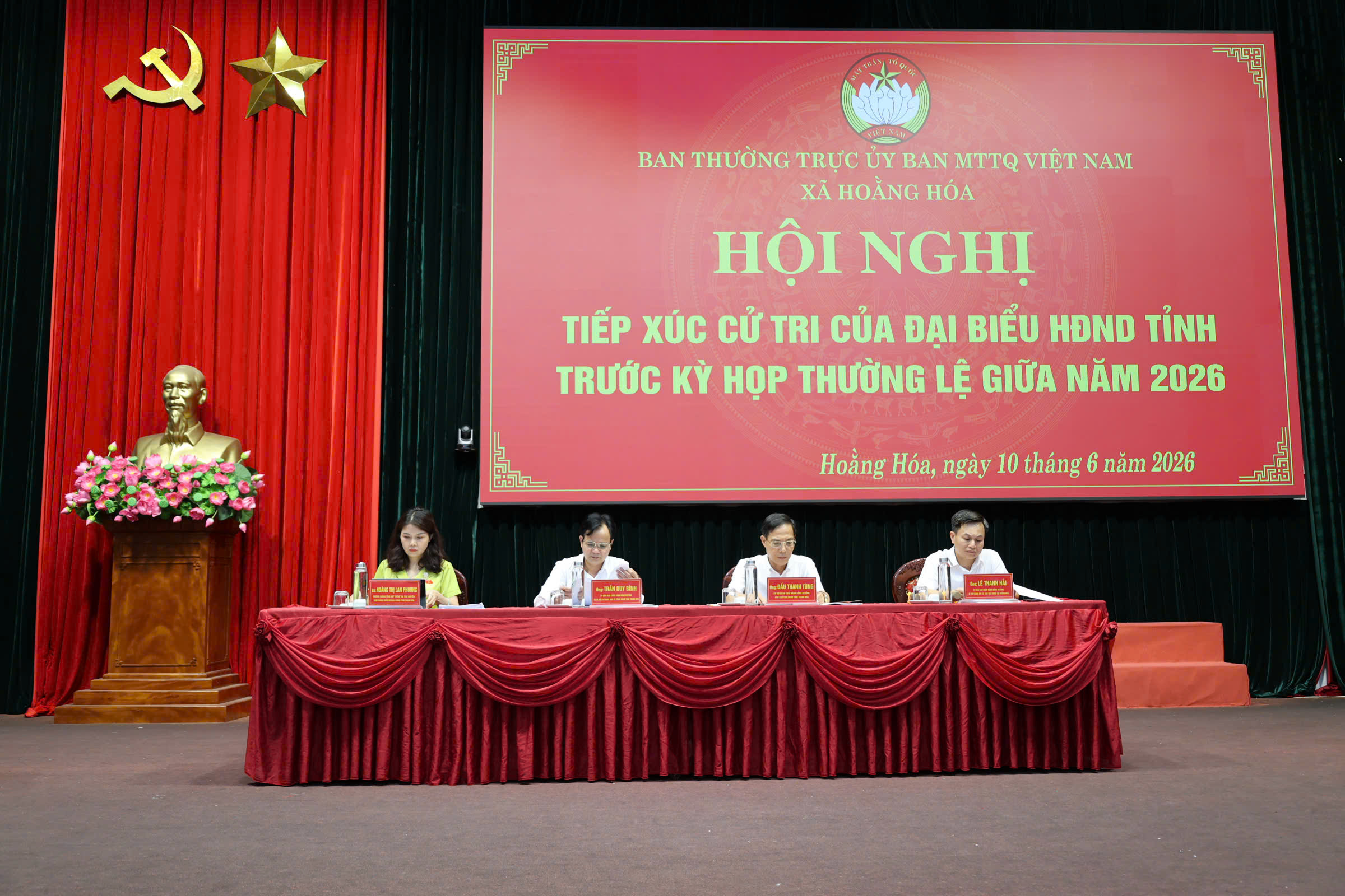 ĐẠI BIỂU HĐND TỈNH TIẾP XÚC CỬ TRI ĐƠN VỊ BẦU CỬ SỐ 19 TRƯỚC KỲ HỌP THƯỜNG LỆ GIỮA NĂM 2026 TẠI XÃ HOẰNG HOÁ