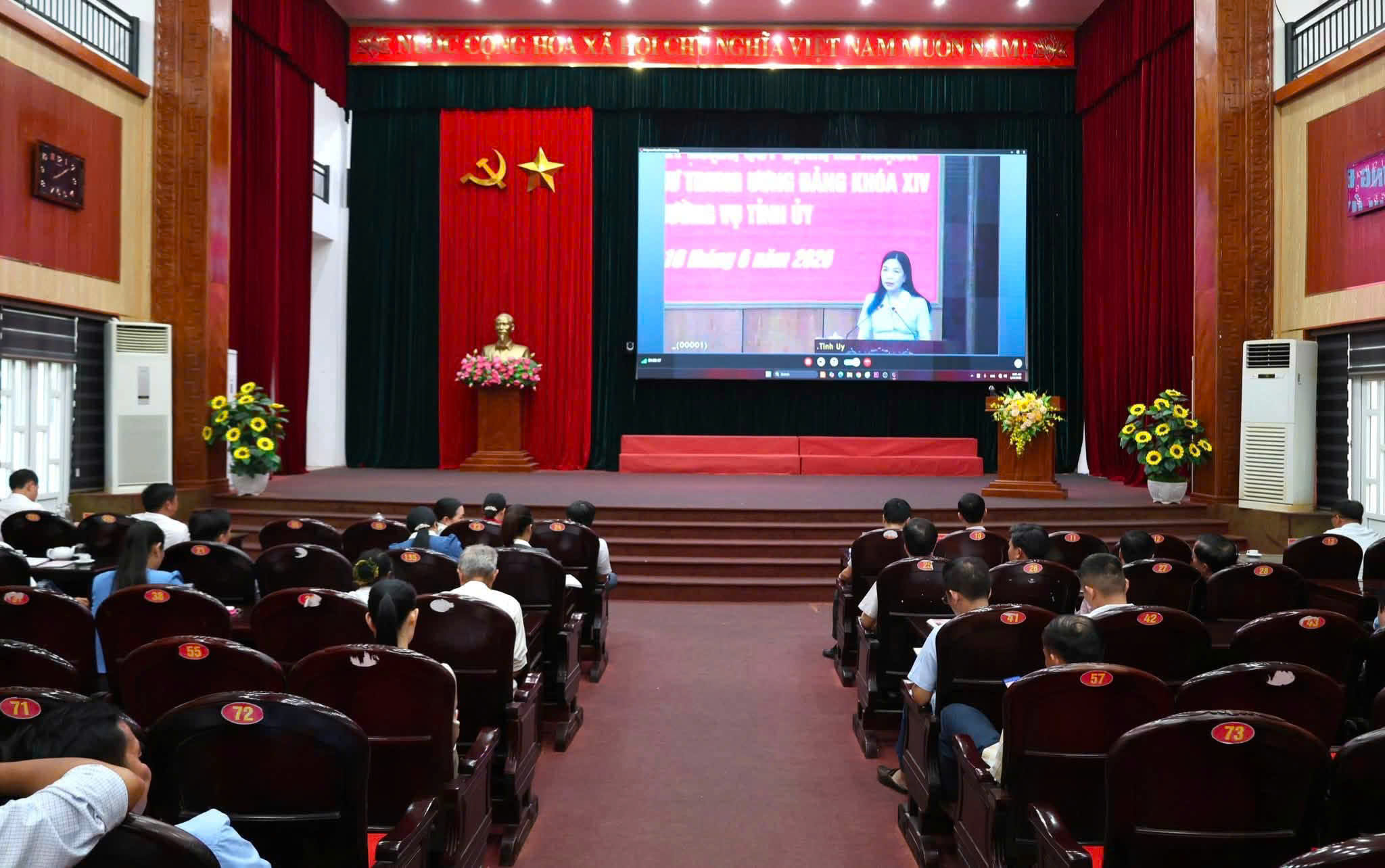 XÃ HOẰNG HÓA THAM DỰ HỘI NGHỊ QUÁN TRIỆT CÁC NGHỊ QUYẾT, CHỈ THỊ CỦA TRUNG ƯƠNG VÀ CỦA TỈNH