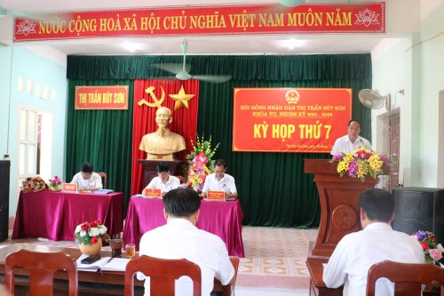 4. đồng chí Lê Hồng Sơn- PBT- CT UBND TT thông qua các tờ trình.jpg