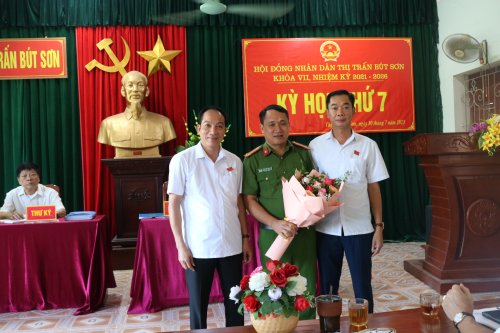 5. các đồng chí Lãnh dạo TT Bút sơn tặng hoa thành viên UVUB mới- cho ông Đậu Việt Dũng - Trưởng Công an TT Bút Sơn.jpg