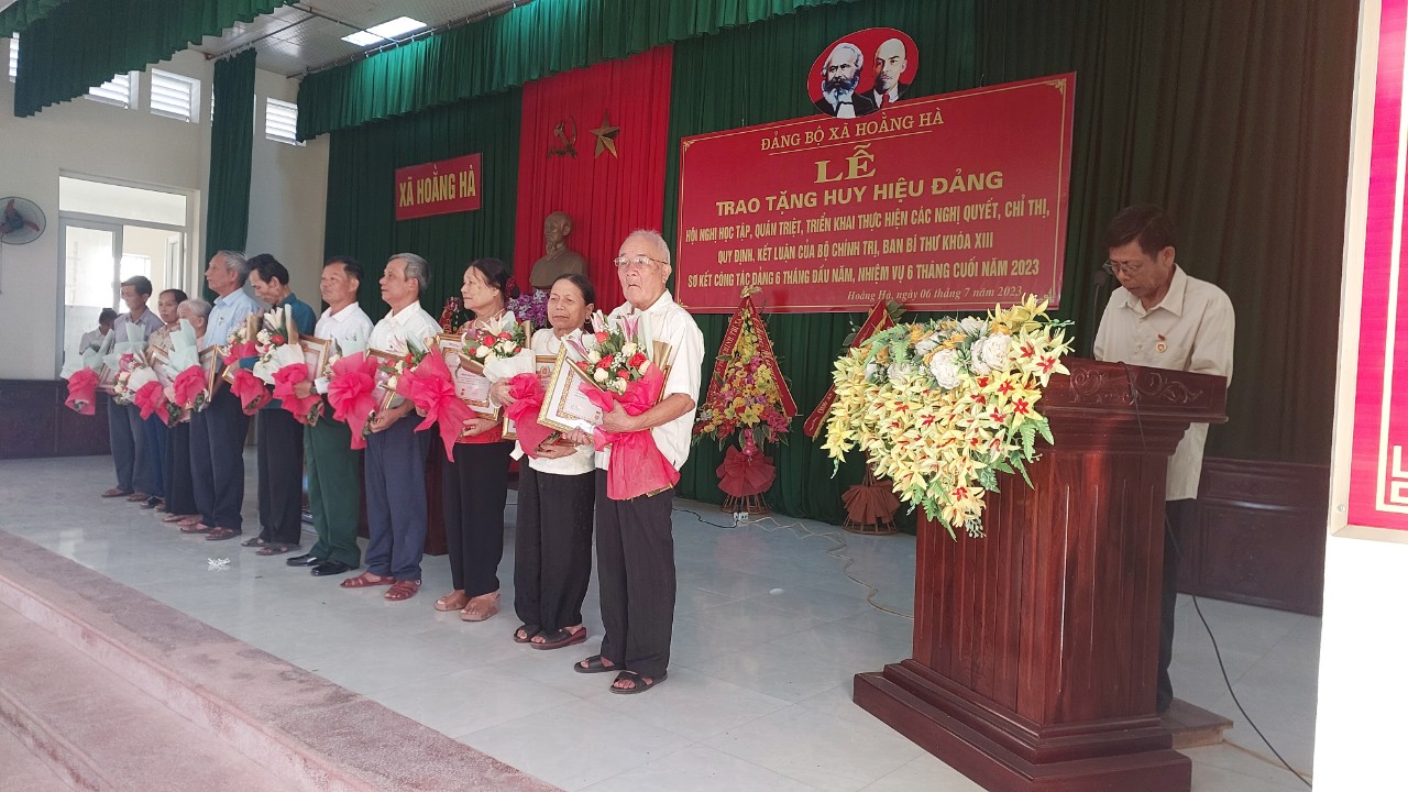Lễ trao huy hiệu Đảng đợt 03/02 và đợt 19/5 năm 2023 và Hội nghị Sơ kết công tác Đảng 6 tháng đầu năm, triển khai nhiệm vụ 6 tháng cuối năm 2023.
